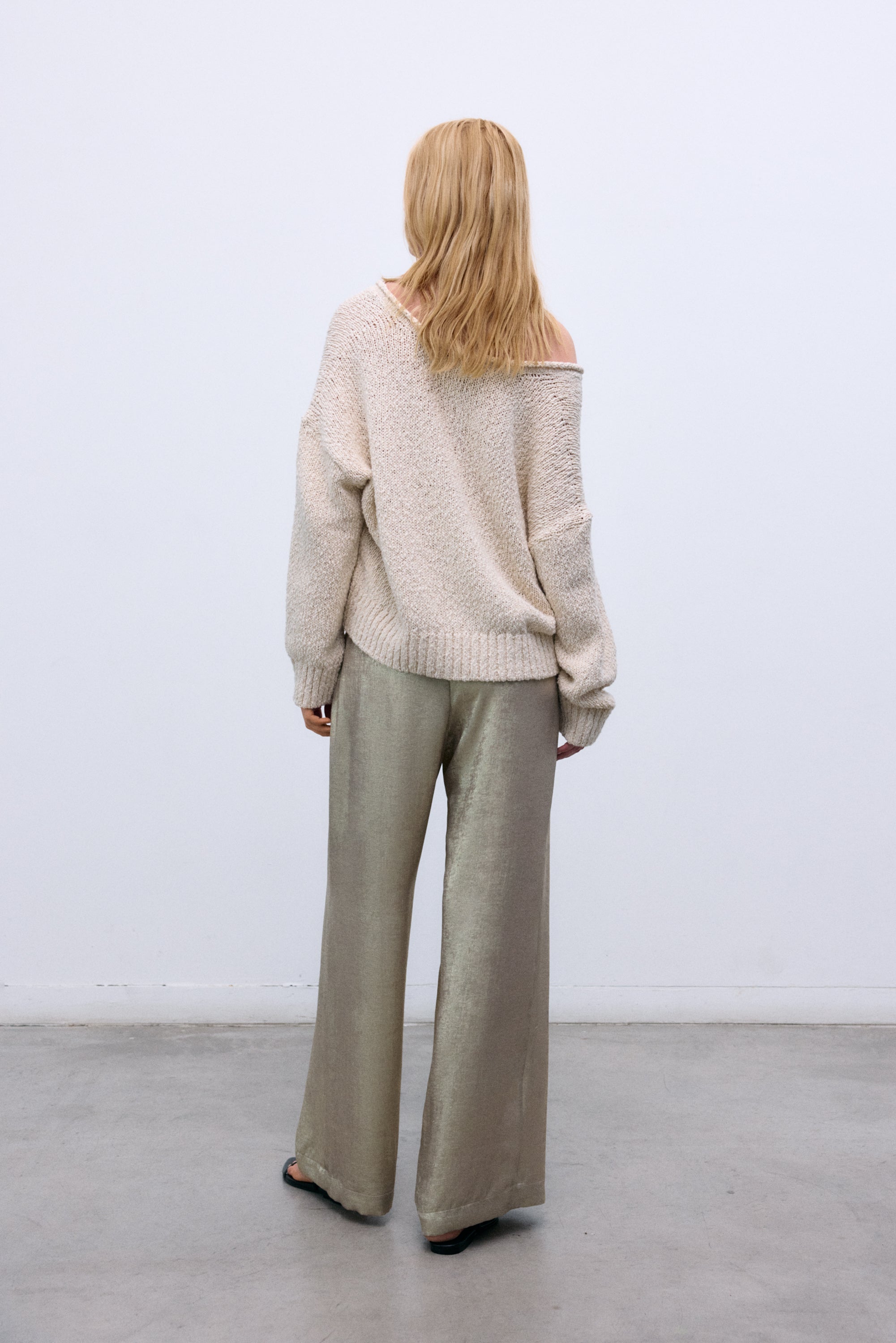 Pantalon tailleur pour femme confectionné dans un élégant tissu doré, parfait pour ajouter une touche sophistiquée à n'importe quel look