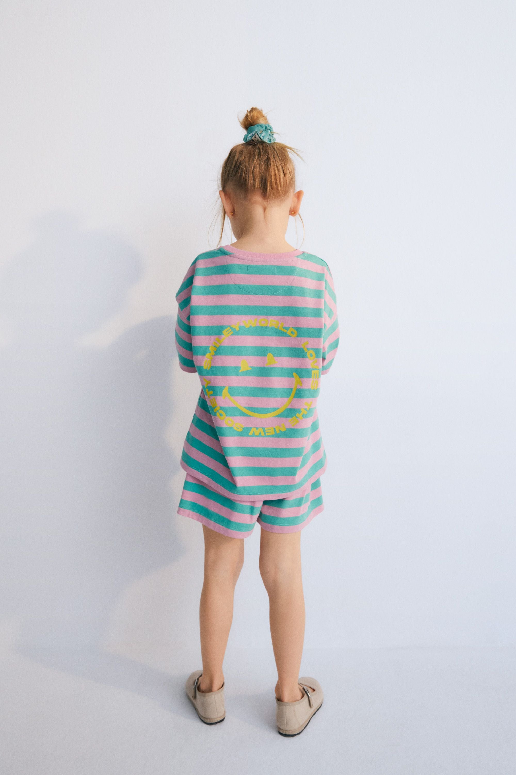 Shorts with fun bicolor stripes, elastic waistband with a drawstring, and a matching SMILEYWORLD patch. Perfect to combine with the matching T-shirt. Spring Summer Collection. The New Society. 