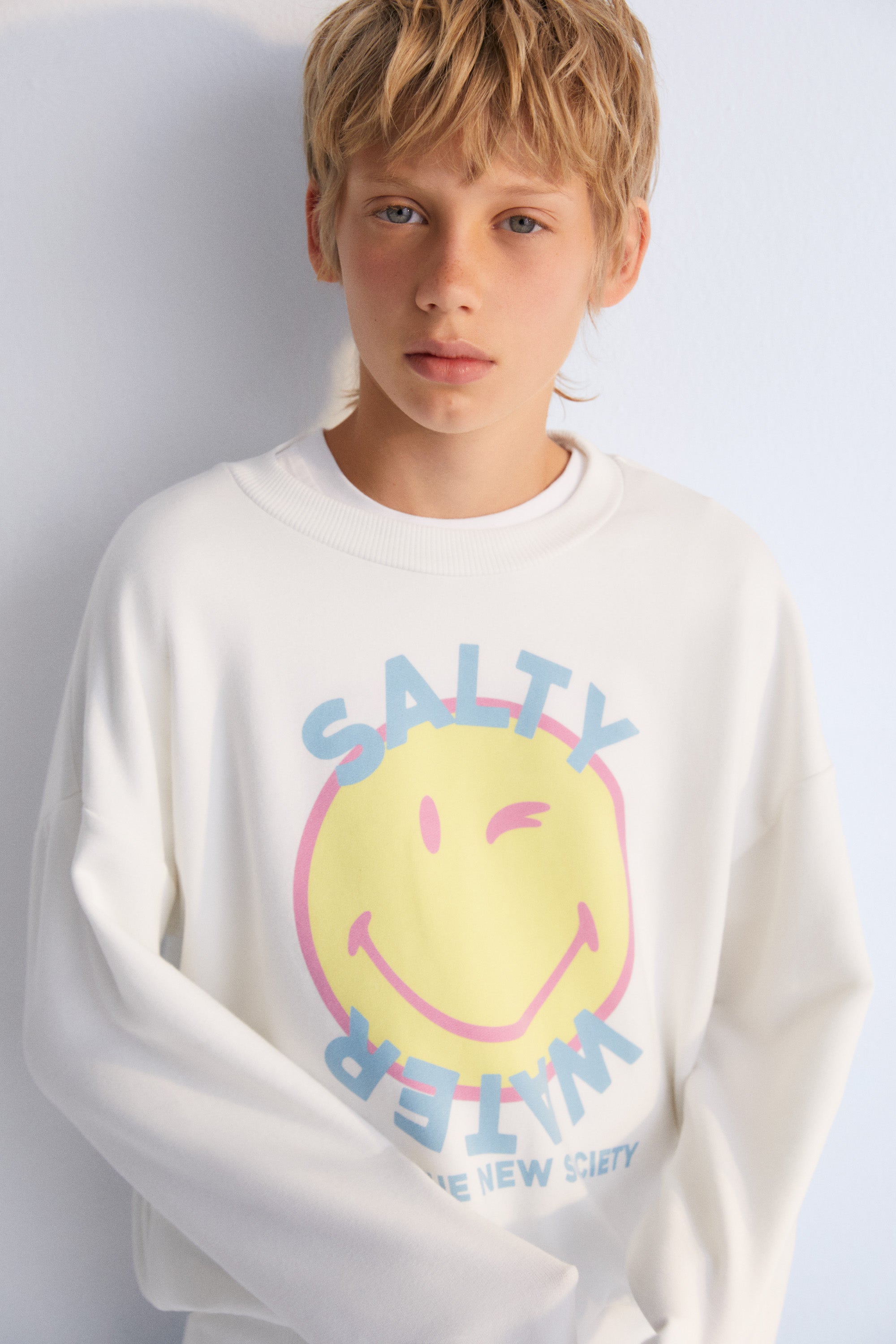 This cheerful and bold sweatshirt adds a fun touch to your wardrobe, offering both style and comfort for casual days.