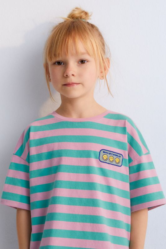 T-shirt with fun bicolor stripes and a SMILEY WORLD patch on the chest, with contrast print on the back. Perfect to combine with the matching short Spring Summer Collection. The New Society.