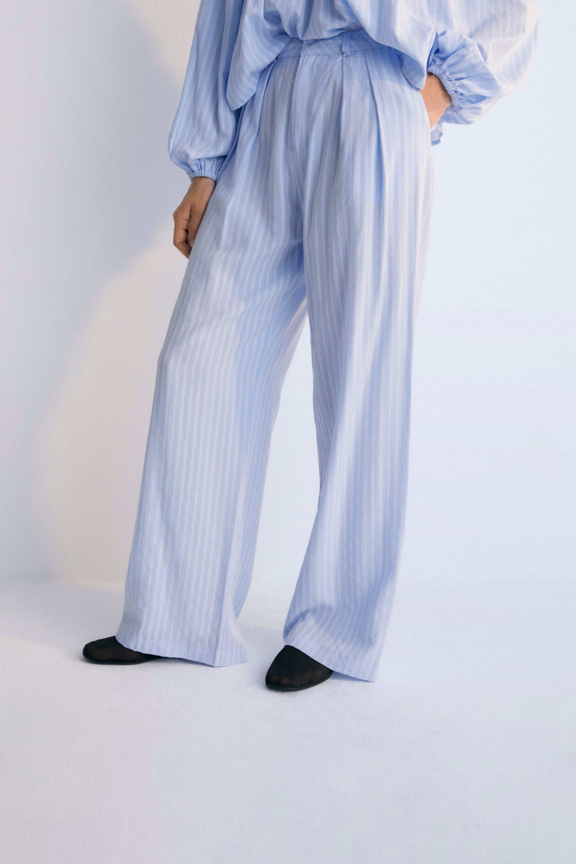 Symi Woman Pant in 100% Tencel striped fabric. Woman Collewction The new society