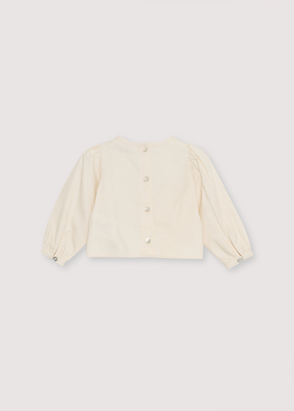 
Blouse with a bust cut and gathering detail, featuring delicate contrast embroidery. It has a back opening with snaps.