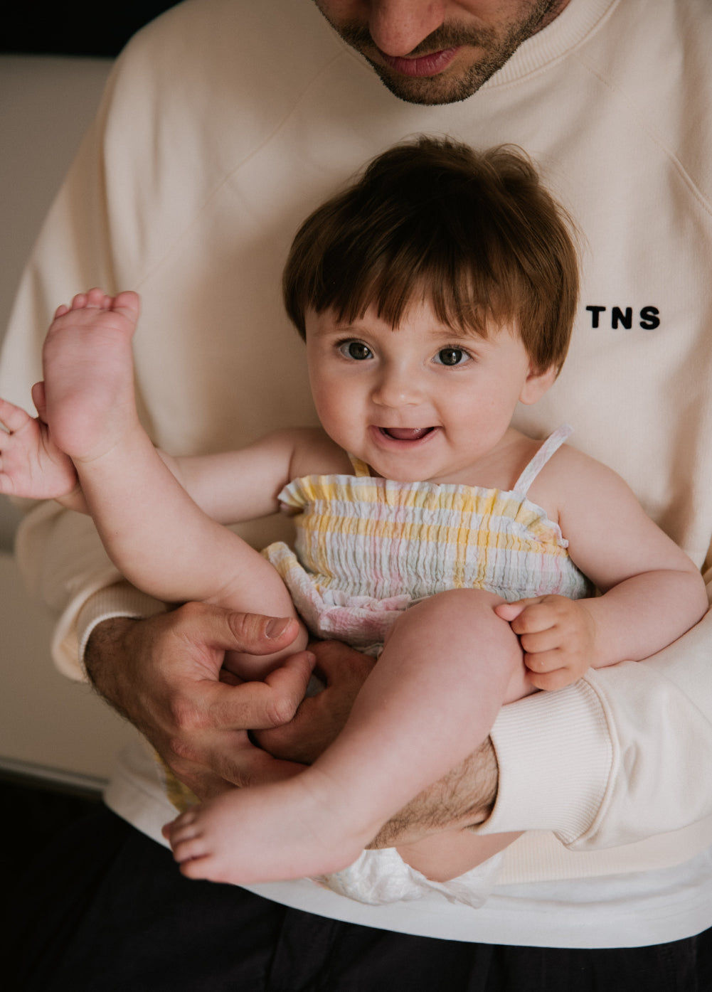 Mono para bebé confeccionado en tejido seersucker de algodón con un encantador estampado de cuadros de colores.