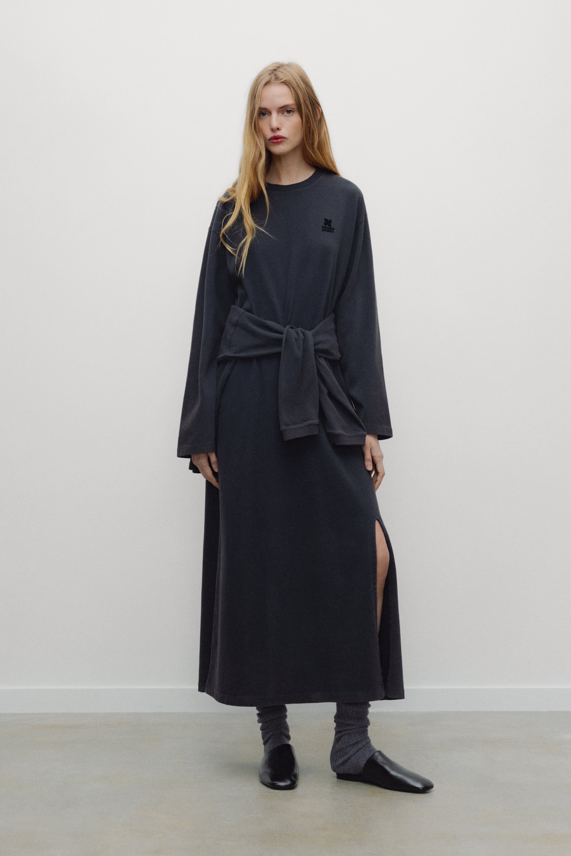 Langes Damenkleid mit TNS-Logo