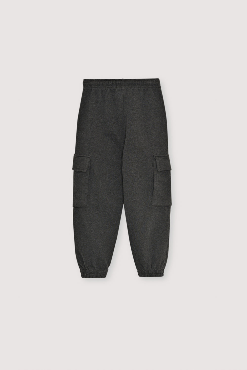 Cargo-style joggers with an elastic waistband and cuffs, featuring two cargo pockets and a print detail on the front side. Brushed on the inside and outside.