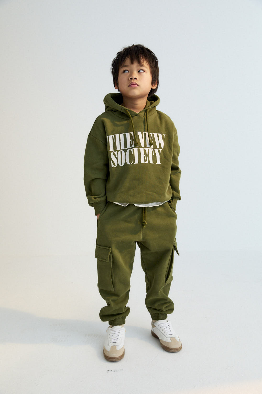 Cargo-style joggers with an elastic waistband and cuffs, featuring two cargo pockets. Brushed on the inside and outside.