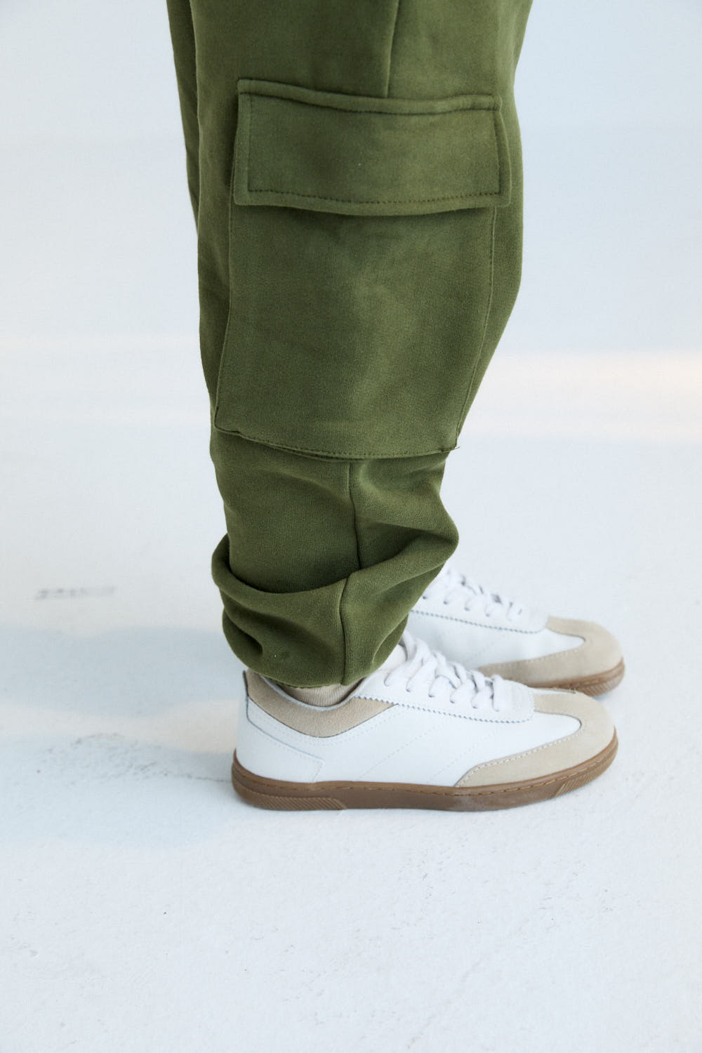 Cargo-style joggers with an elastic waistband and cuffs, featuring two cargo pockets. Brushed on the inside and outside.