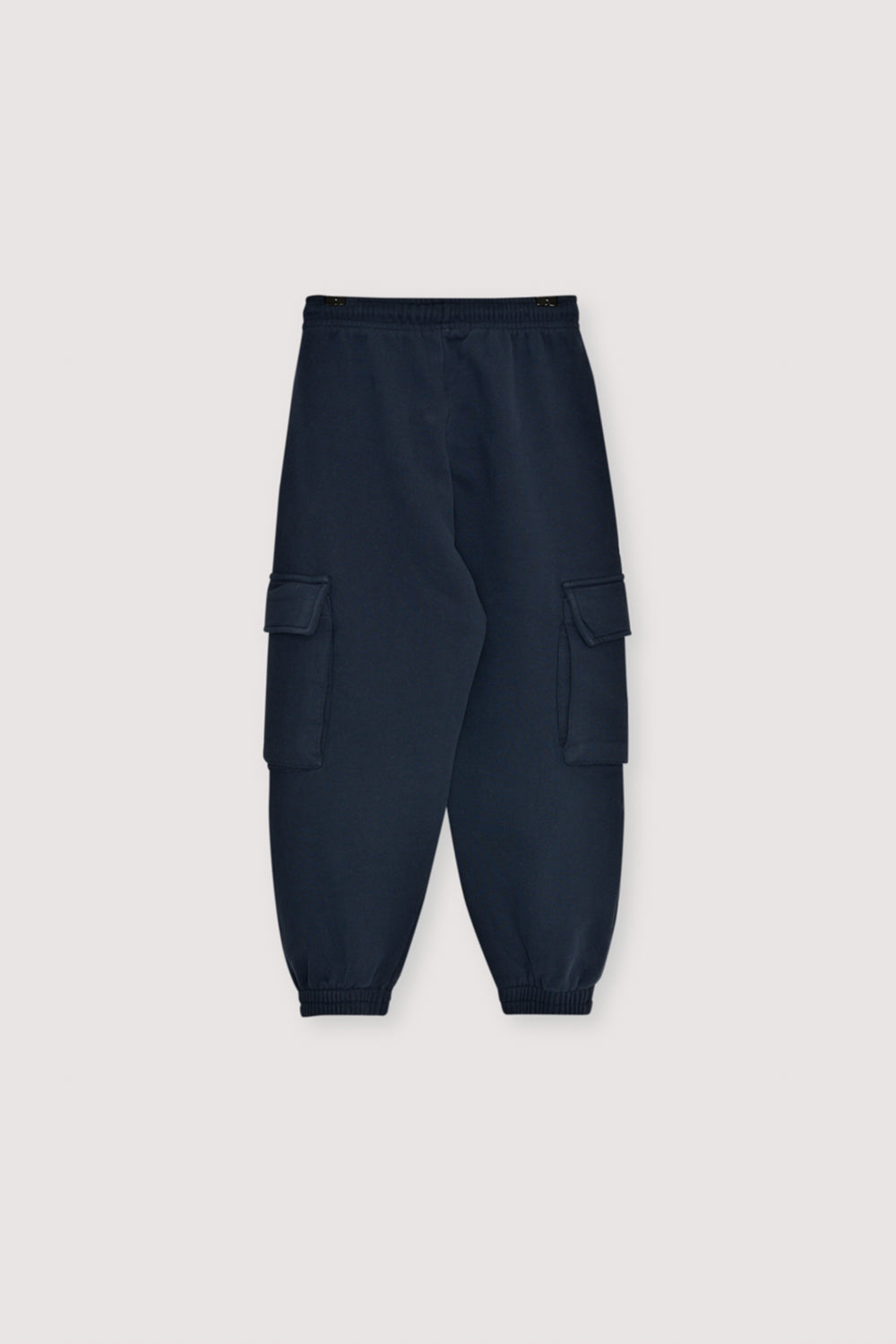 Cargo-style joggers with an elastic waistband and cuffs, featuring two cargo pockets. Brushed on the inside and outside.