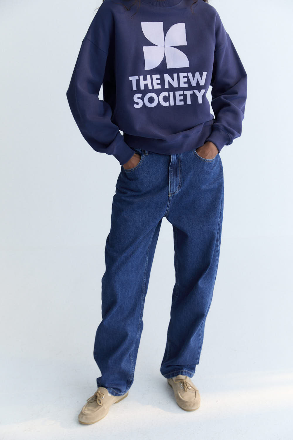 Our classic sweatshirt with a contrasting logo print on the front. Brushed on the inside and outside.