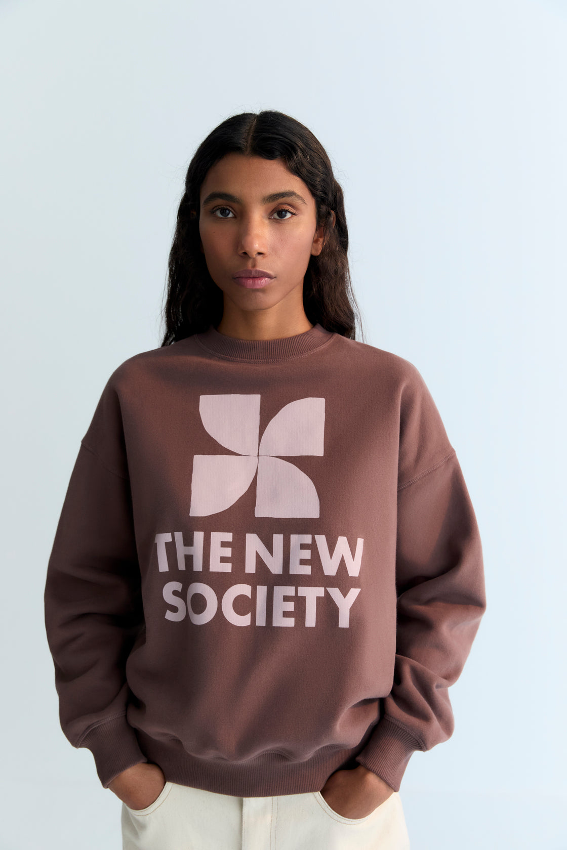 Our classic sweatshirt with a contrasting logo print on the front. Brushed on the inside and outside.