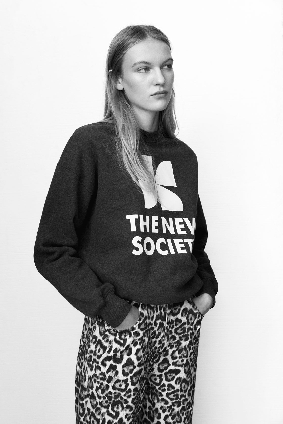 Our classic sweatshirt with a contrasting logo print on the front. Brushed on the inside and outside.