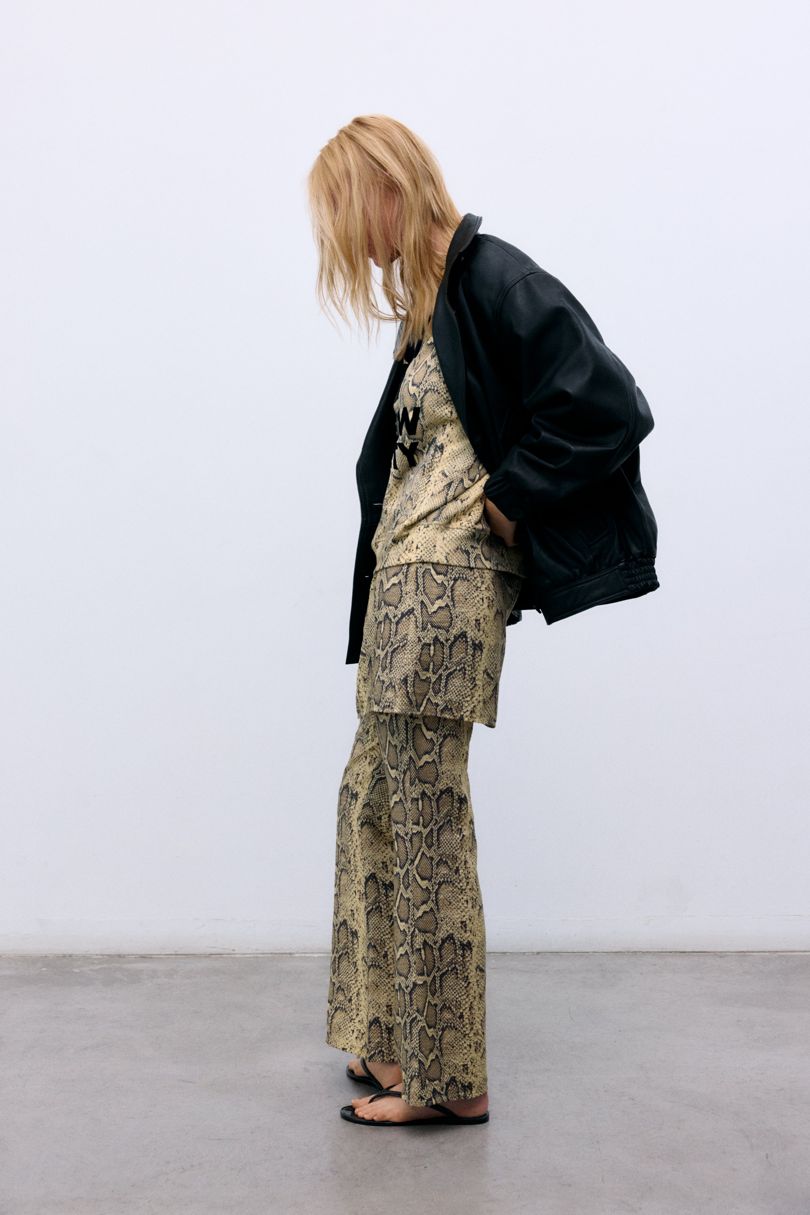 Women’s sweatshirt featuring the new collection logo. Made from cotton with elastane for added comfort and flexibility.