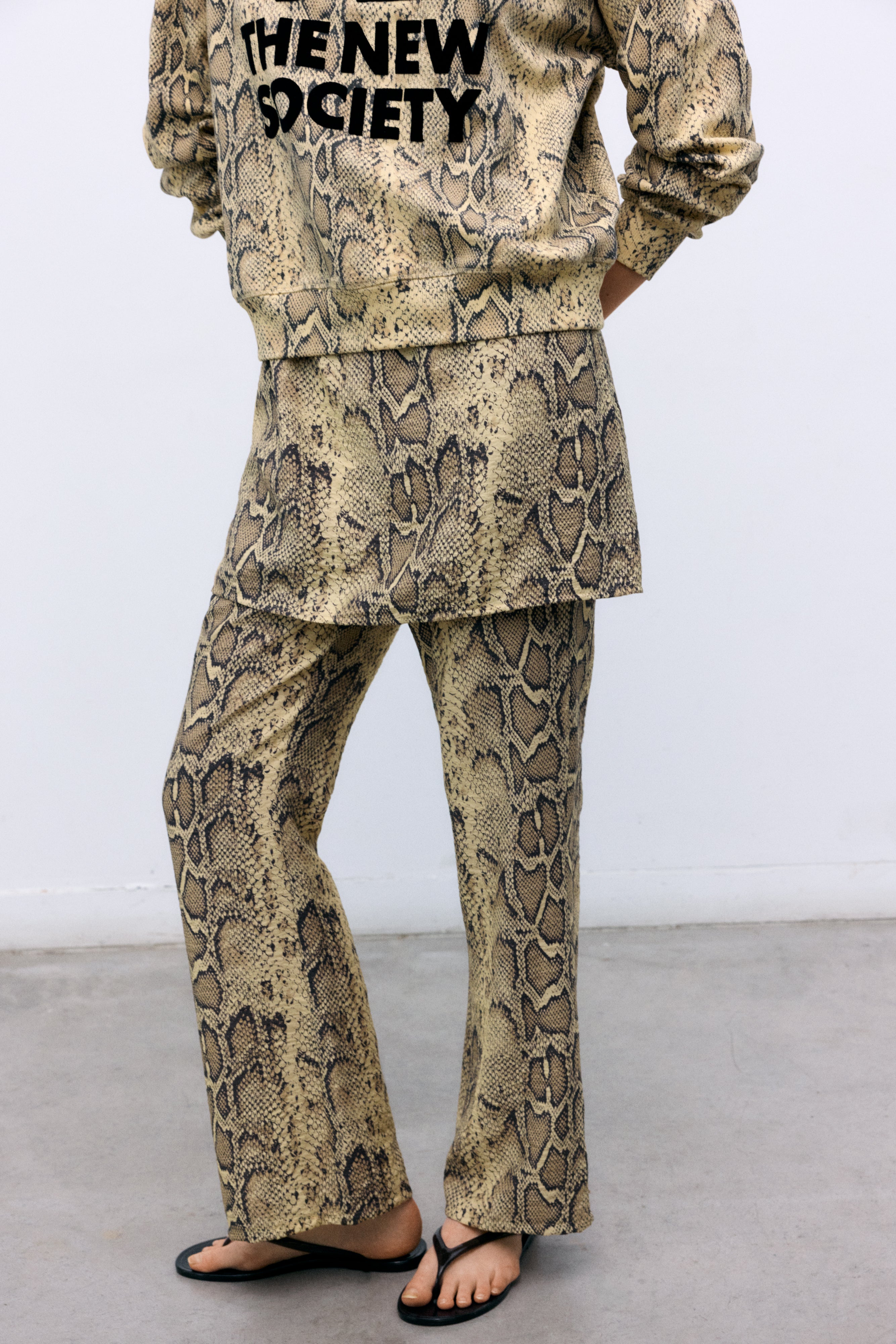 Women’s sweatshirt featuring the new collection logo. Made from cotton with elastane for added comfort and flexibility.