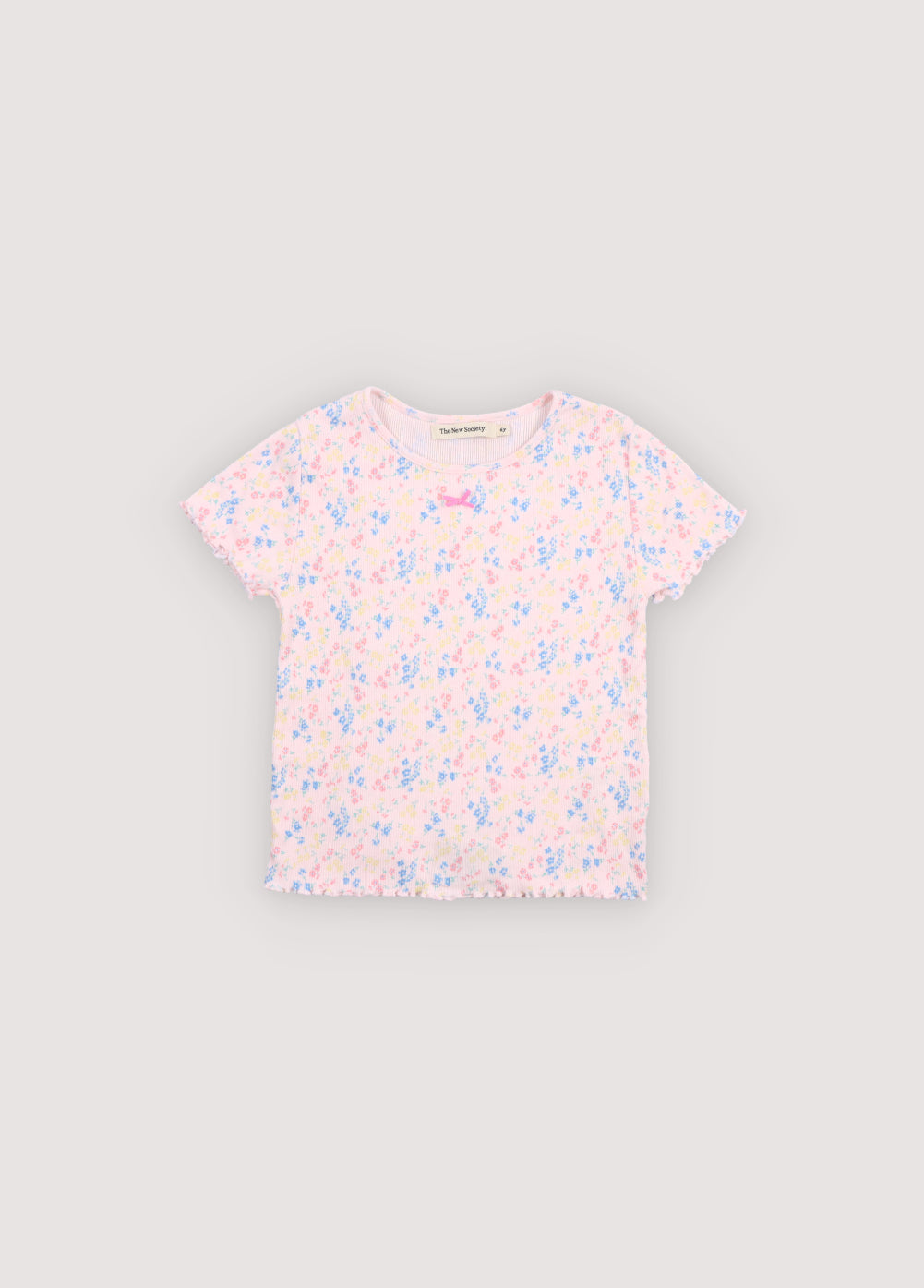 美しいフラワープリントとラウンドネックラインが特徴の、上質で柔らかいリブ生地を使用したTシャツです。