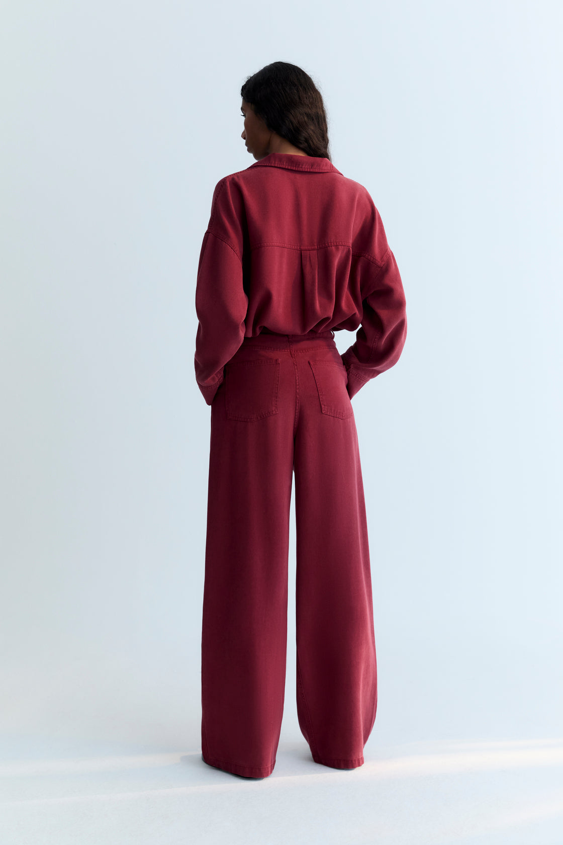 One of our bestsellers: straight-leg Tencel trousers with pleat details, available in three colors. It comes with a matching shirt to create a complete, coordinated look.