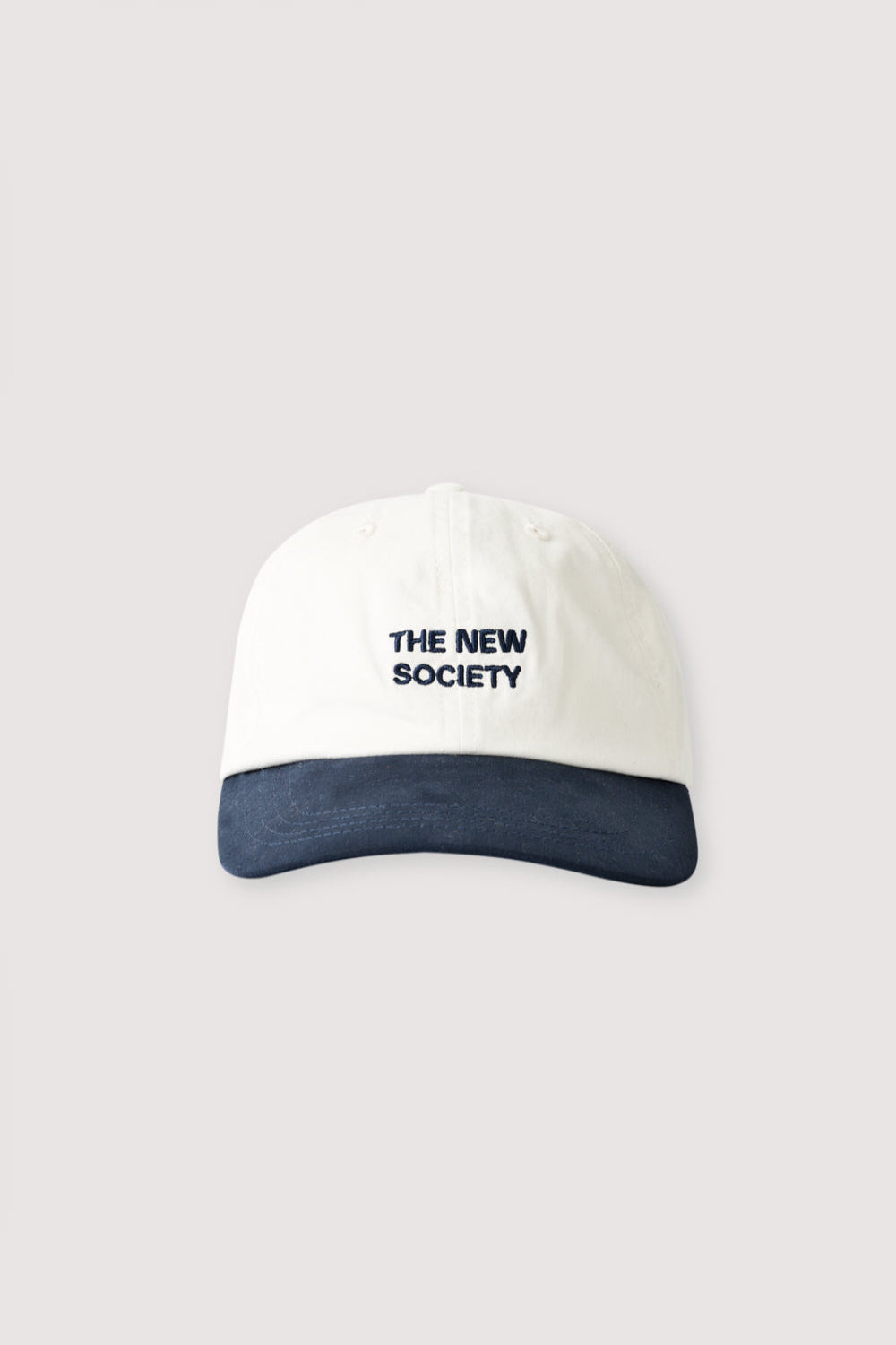 Bicolor cap in canvas quality with contrasting embroidery detail. Adjustable at back.