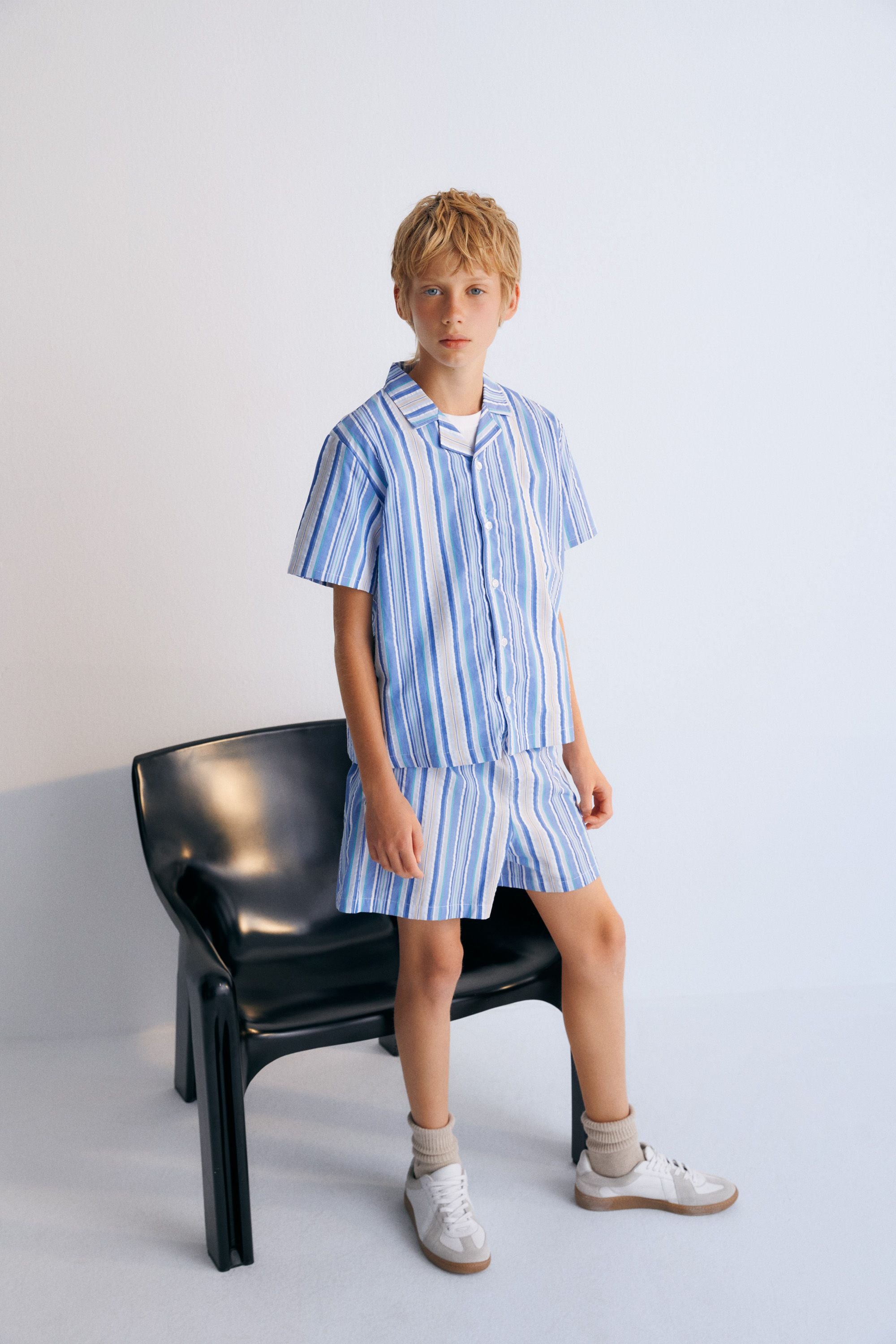 Tebas Bermudas in 100% cotton striped fabric, with an elastic waistband and an adjustable drawstring of the same fabric. Spring Summer Collection. The New Society.