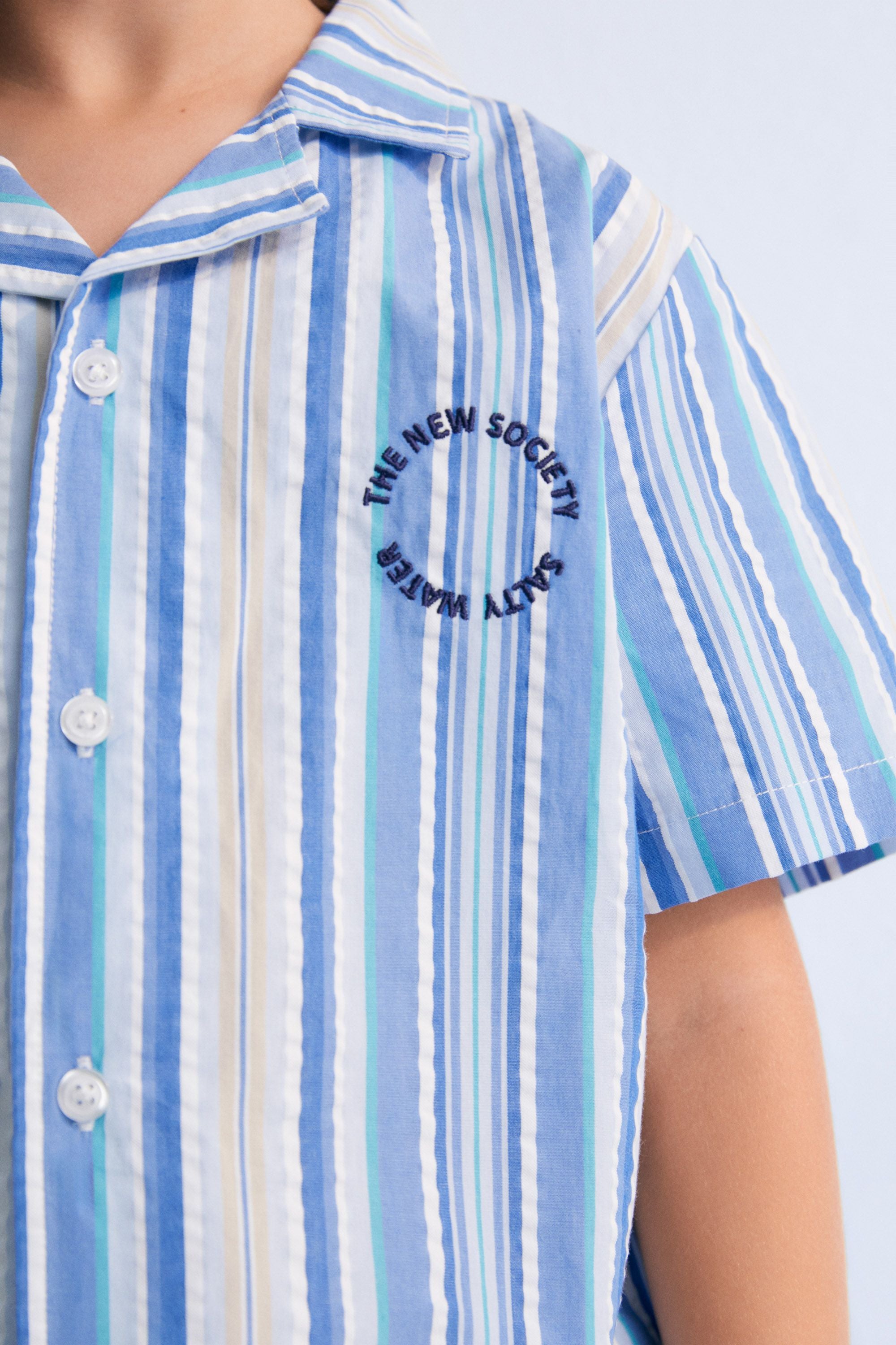 Tebas Shirt in 100% cotton striped fabric, short-sleeved with white shirt buttons. Spring Summer Collection. The New Scoiety. 