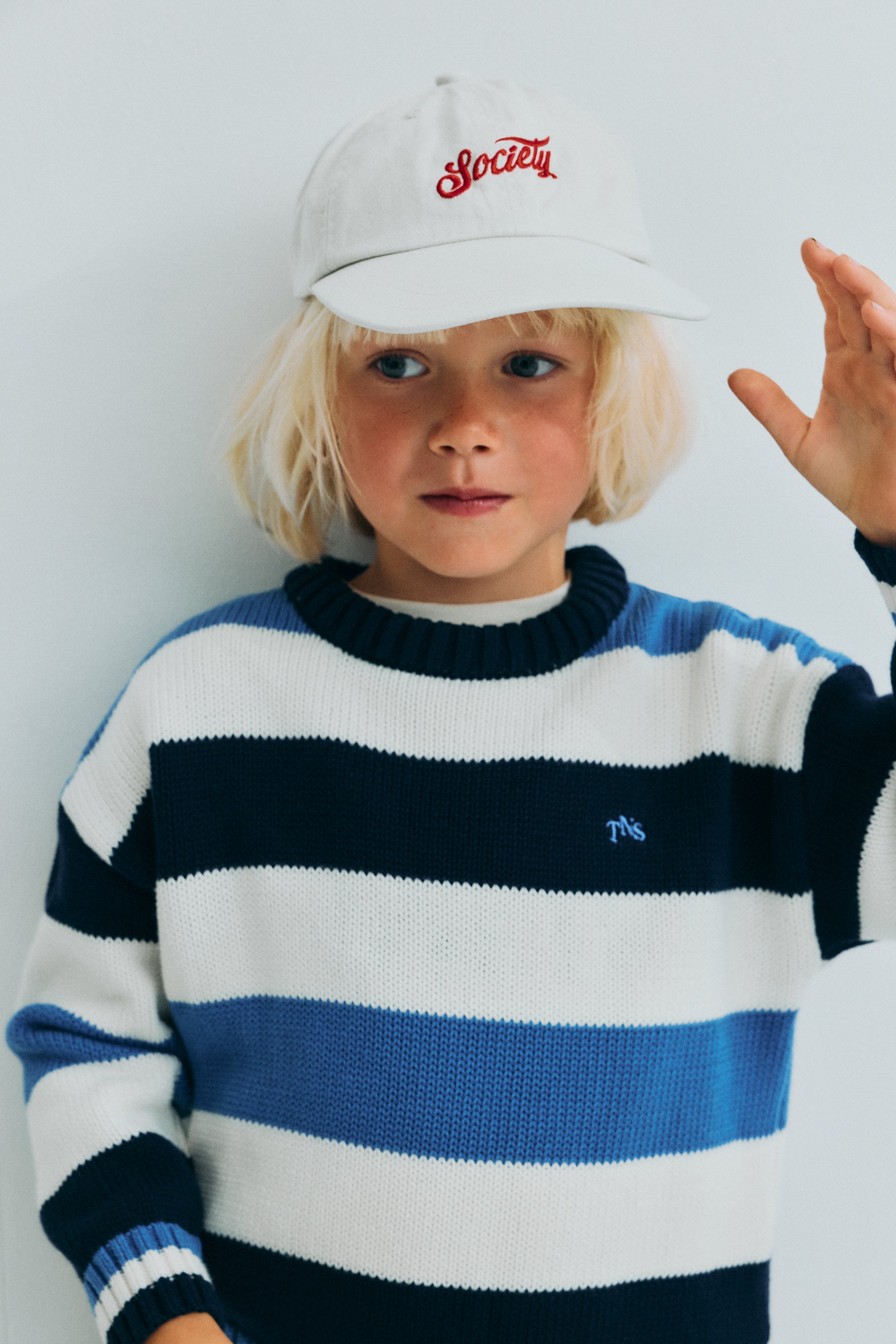 Cotton cap featuring contrasting brand embroidery on the front and an adjustable strap at the back for a comfortable, secure fit.