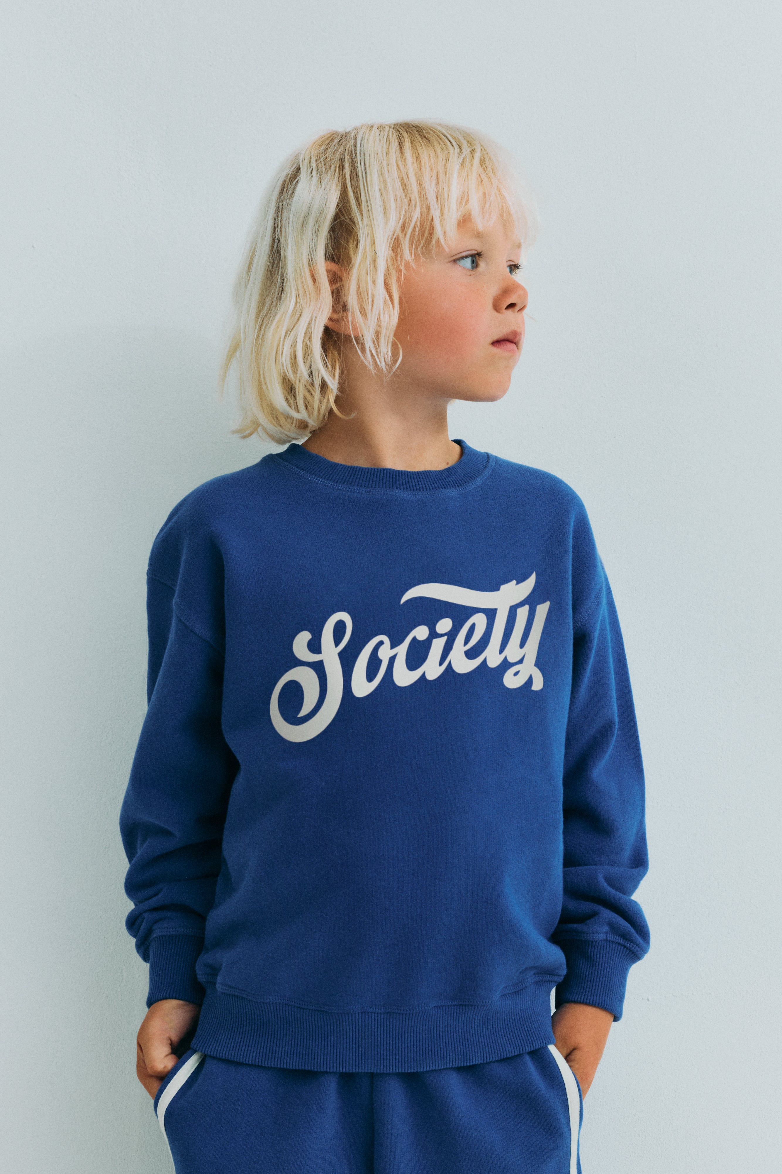 Soft cotton sweatshirt in a classic design, featuring a contrasting print on the front and ribbed trims on collar, cuffs, and hem. Ideal for pairing with other pieces from the collection.