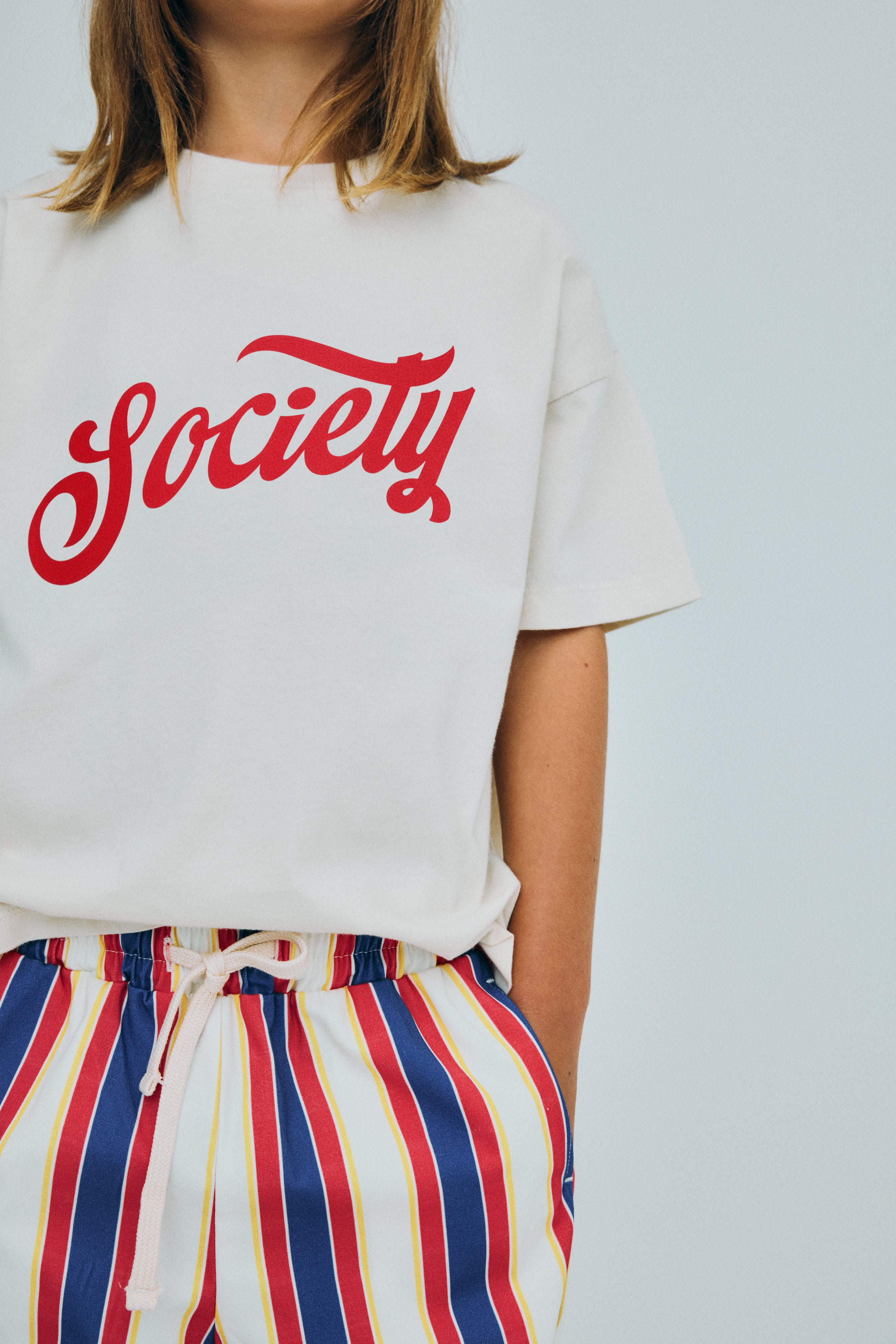 Soft cotton jersey t-shirt featuring a ribbed round neckline and a contrasting print on the front.