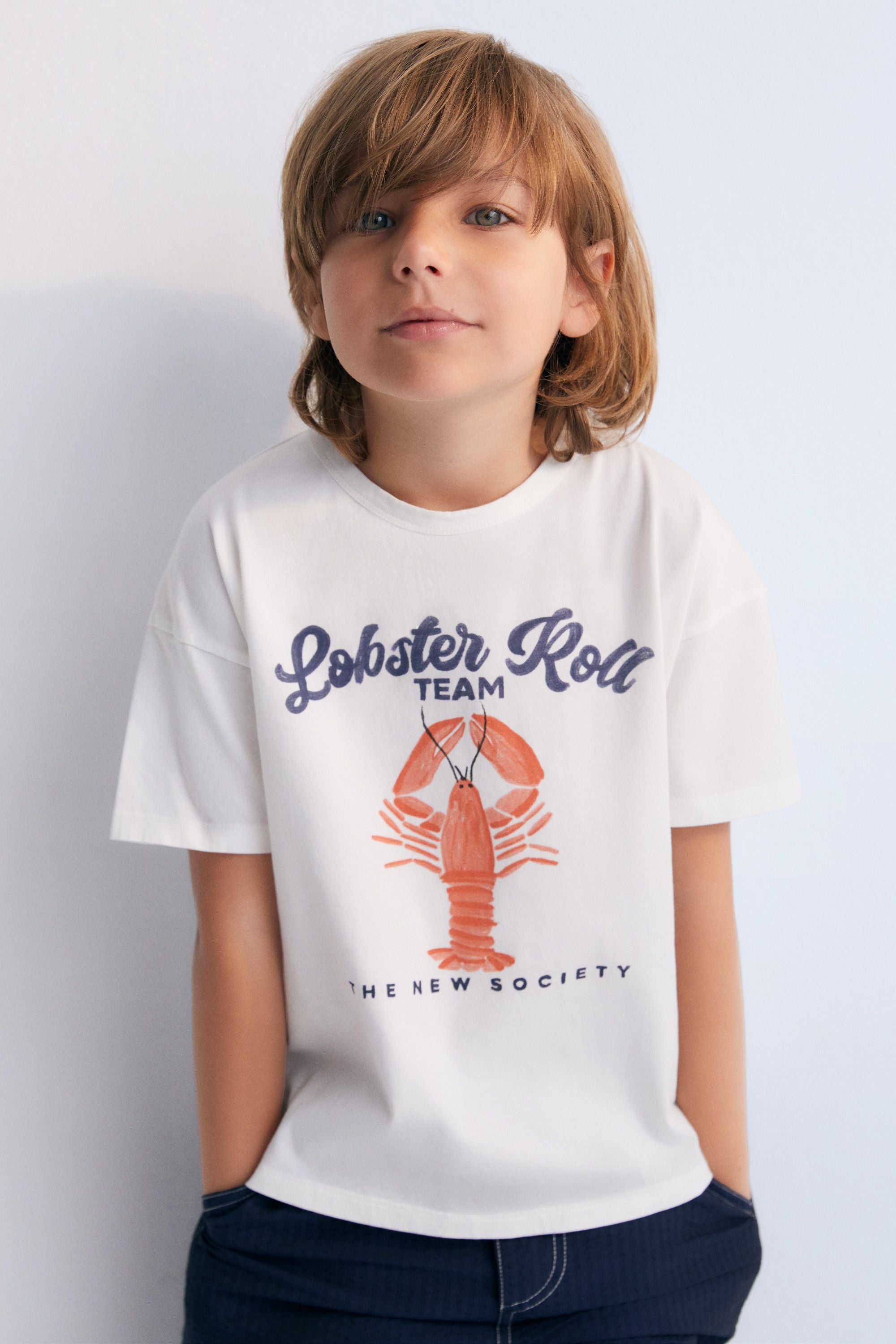 Short-sleeved t-shirt with contrast detailing on the collar and sleeves and a playful lobster print on the front. Spring Summer Collection. The New Society. 