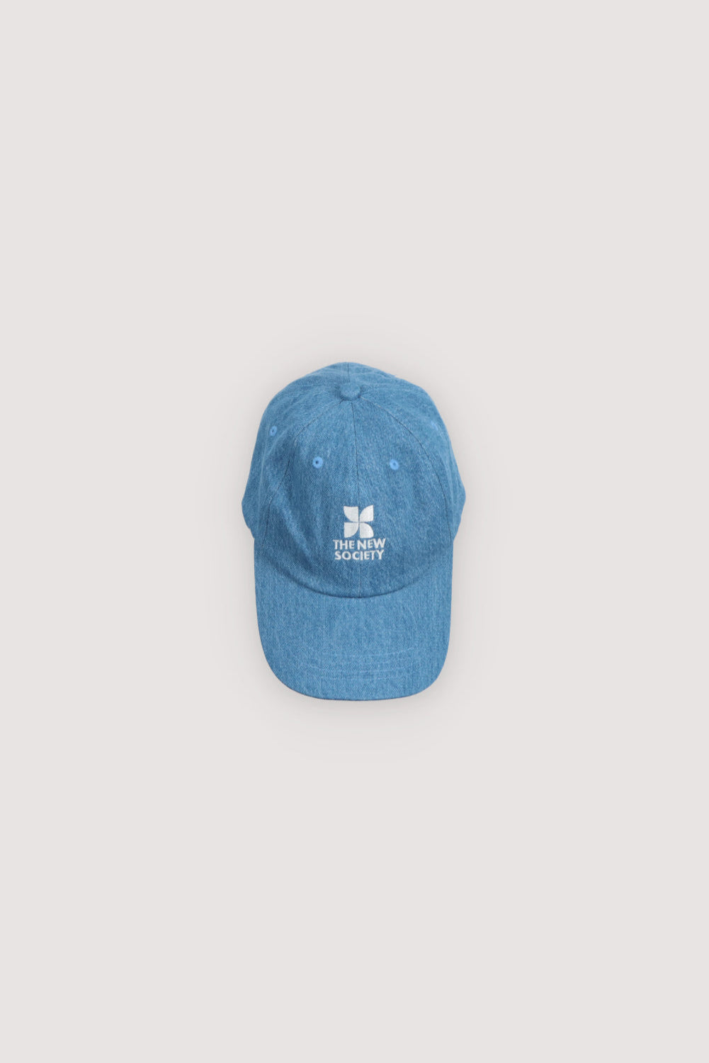 Soft and comfortable denim woven cap, featuring a contrasting logo on the front and an adjustable closure at the back for a perfect fit. A timeless essential for any occasion.