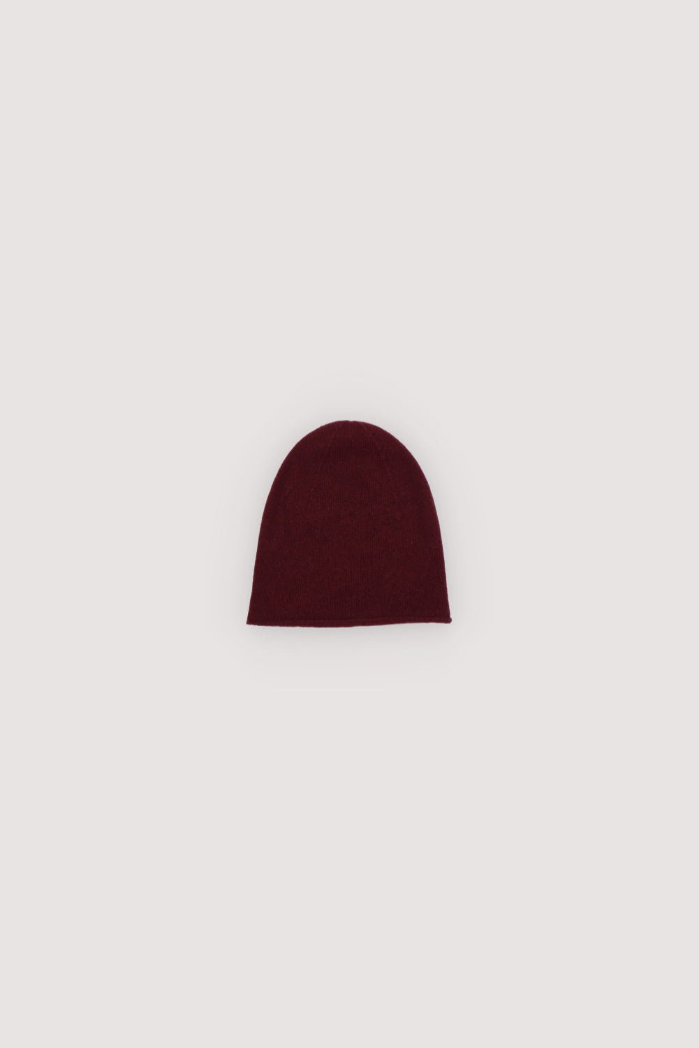 Bonnet en maille de cachemire côtelé, disponible en trois couleurs et associé à l'écharpe assortie.