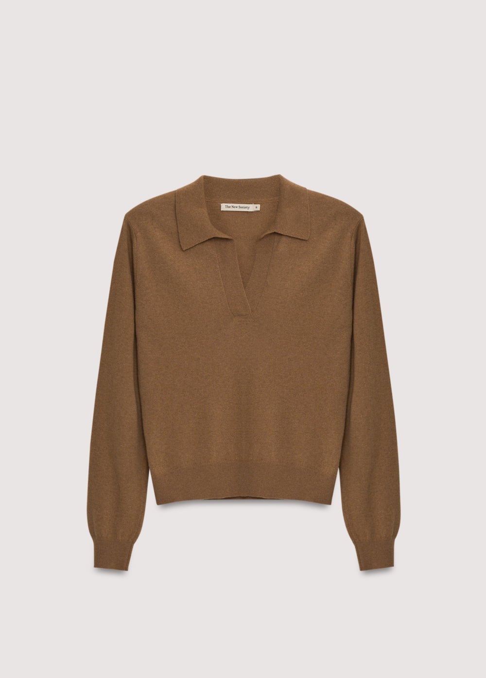Polo en maille fine de cachemire et de laine, avec poignets et ourlet côtelés et col côtelé avec patte de boutonnage.