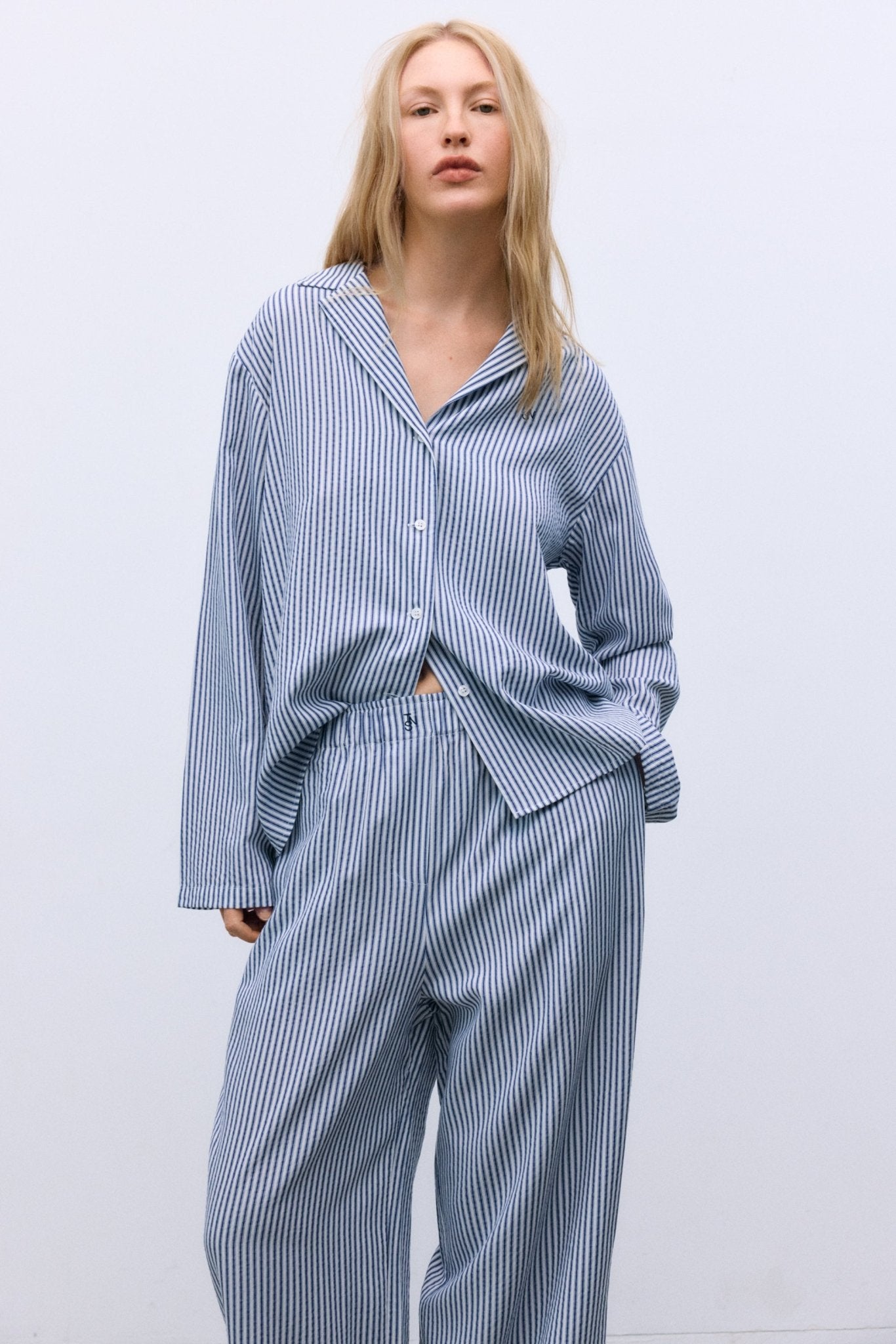 여름에 딱 맞는 산뜻하고 가벼운 원단인 100% 텐셀로 제작된 베스트셀러 스타일 중 하나입니다.