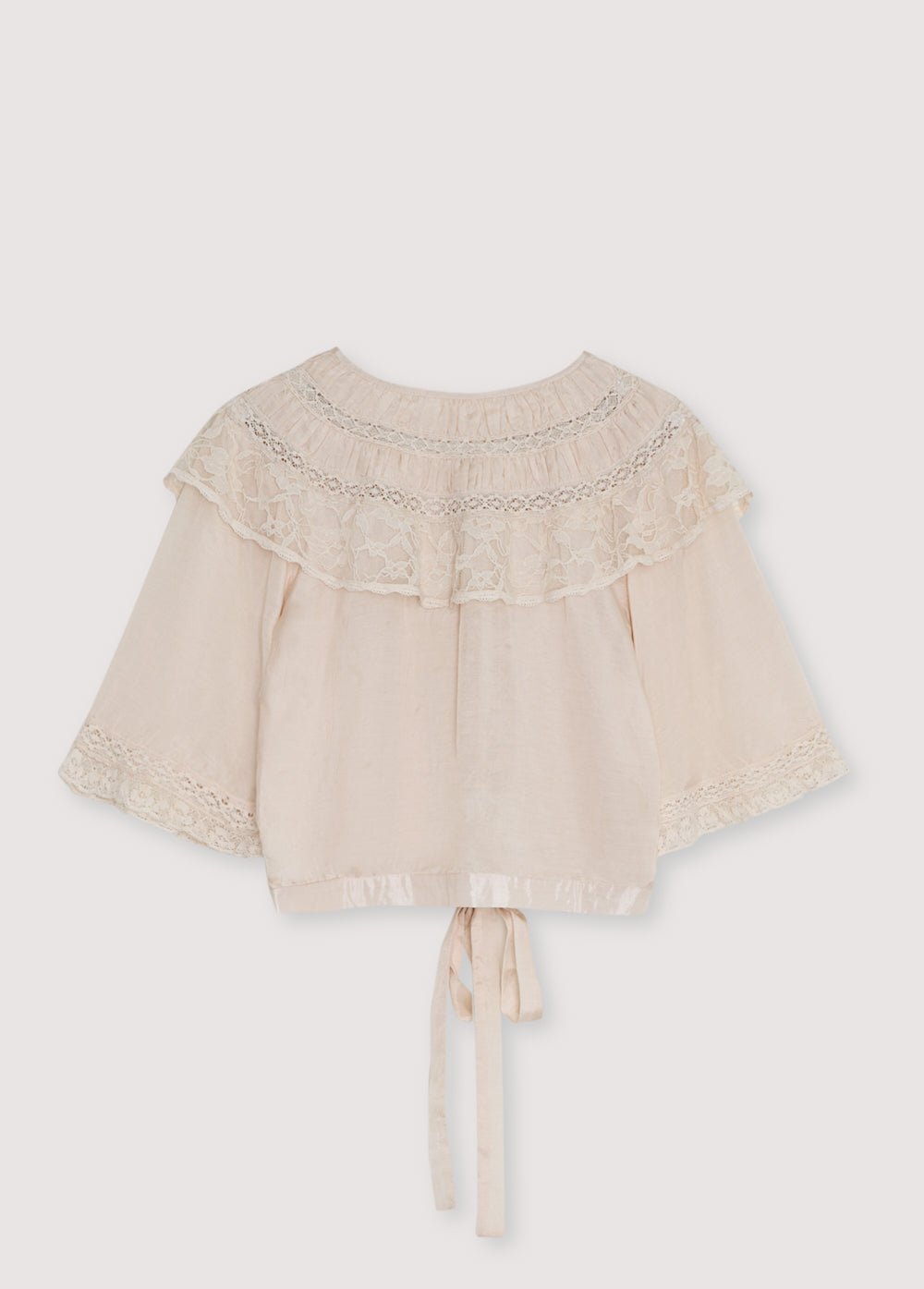 Chemisier en soie et viscose avec détails en dentelle élégants et délicats, avec ouvertures sur le devant et fermetures à nouer qui ajoutent une touche raffinée et féminine.