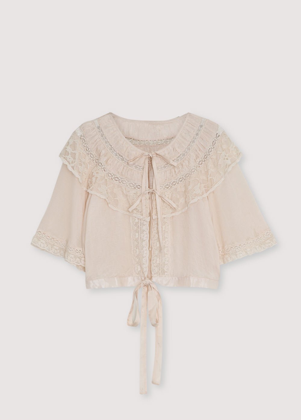 Chemisier en soie et viscose avec détails en dentelle élégants et délicats, avec ouvertures sur le devant et fermetures à nouer qui ajoutent une touche raffinée et féminine.