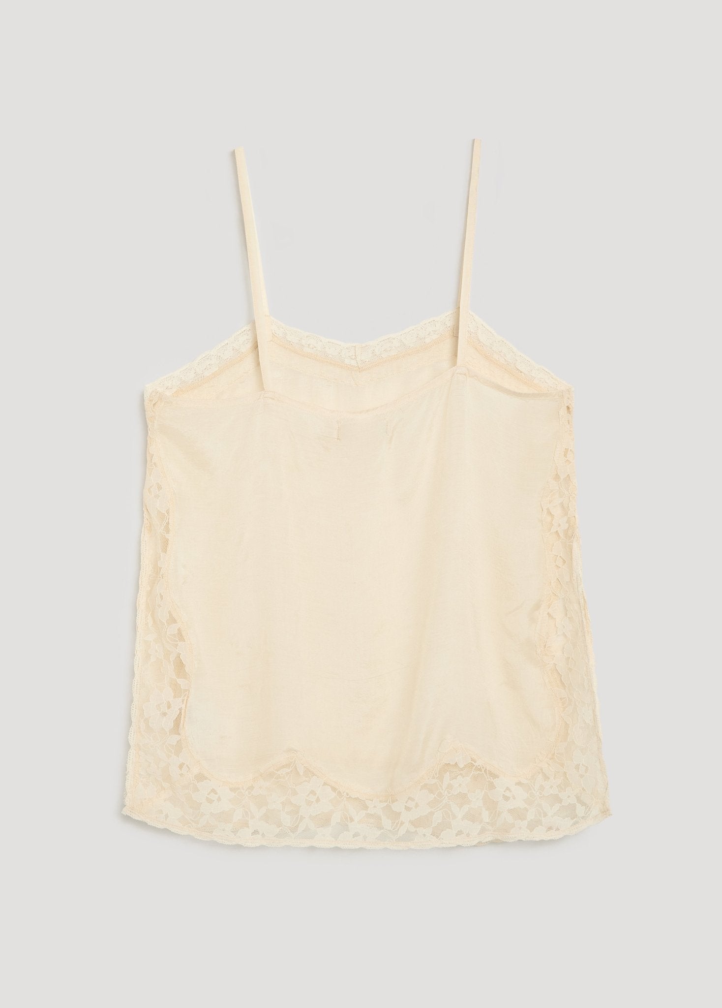 Bluse aus einer raffinierten Viskose-Seide-Mischung mit eleganten und zarten Spitzendetails, die einen romantischen Touch verleihen