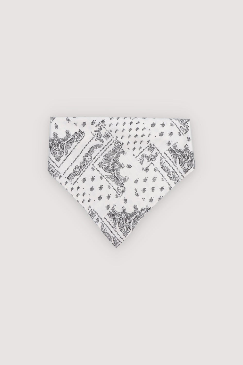 Pañuelo cuadrado confeccionado en 100% Tencel con un bonito estampado de bandana. Perfecto para combinar con el look completo de ANIKA o cualquier otro conjunto.