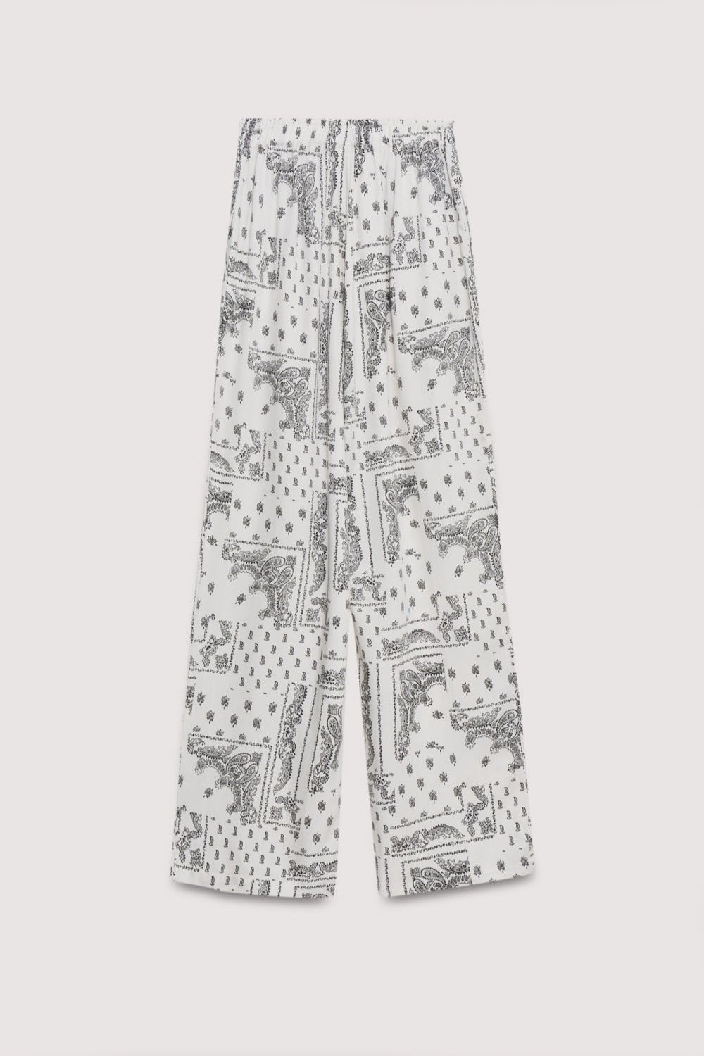 
Wide-leg pants made of 100% Tencel with a beautiful bandana print and an elastic waistband. It features side pockets. It can be paired with the matching shirt and scarf to create a complete look.
