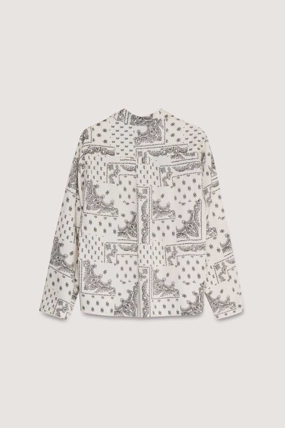 Chemise en Tencel avec un bel imprimé bandana, une ouverture devant avec des boutons ton sur ton et un col à revers.  Il peut être associé au pantalon assorti pour créer un look complet.