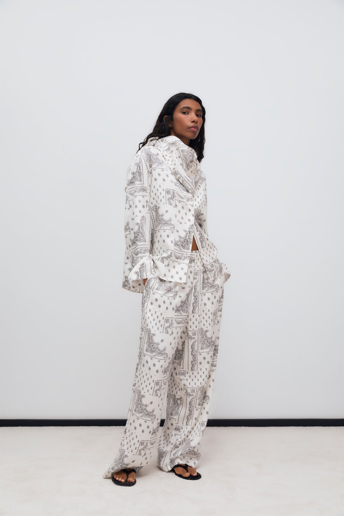 
Wide-leg pants made of 100% Tencel with a beautiful bandana print and an elastic waistband. It features side pockets. It can be paired with the matching shirt and scarf to create a complete look.