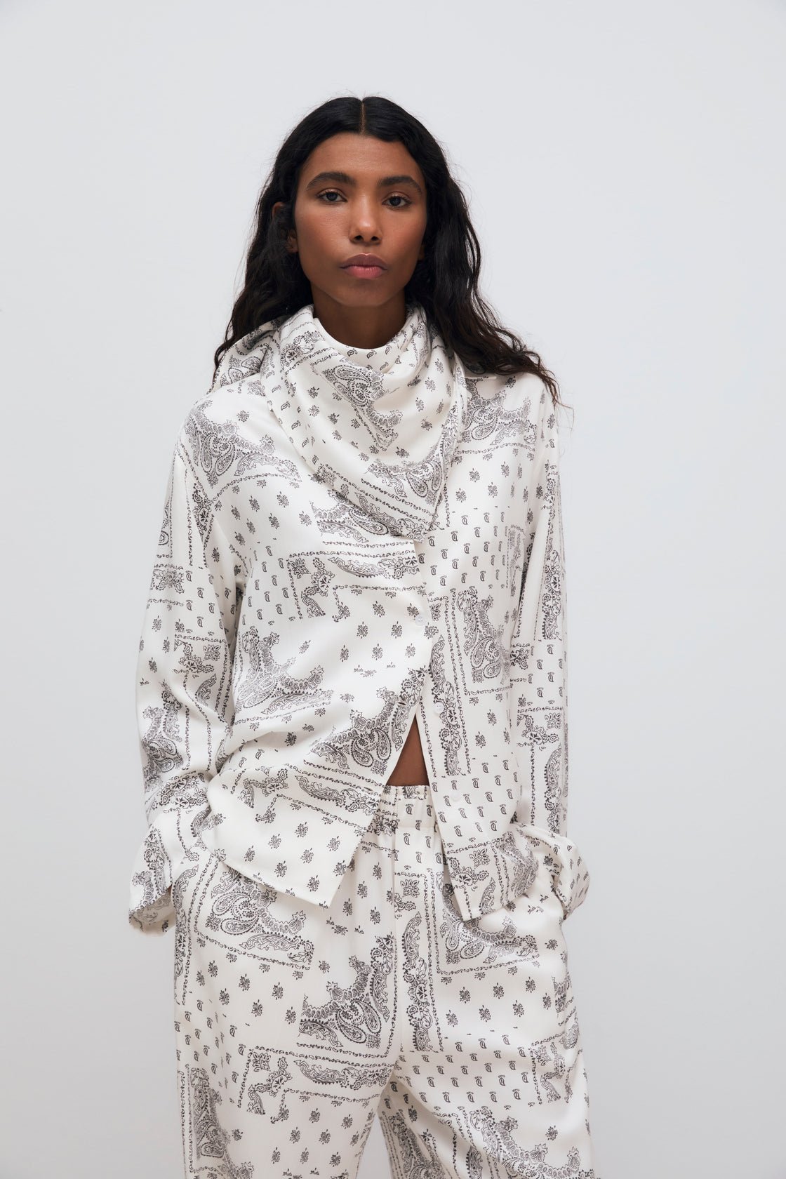 
Wide-leg pants made of 100% Tencel with a beautiful bandana print and an elastic waistband. It features side pockets. It can be paired with the matching shirt and scarf to create a complete look.