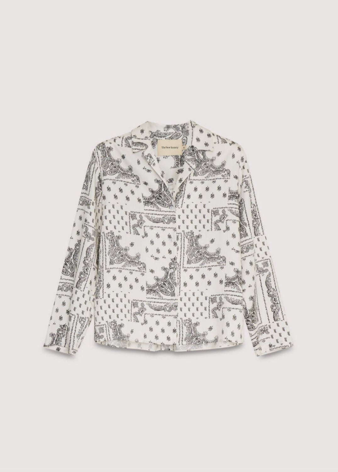 Chemise en Tencel avec un bel imprimé bandana, une ouverture devant avec des boutons ton sur ton et un col à revers.  Il peut être associé au pantalon assorti pour créer un look complet.