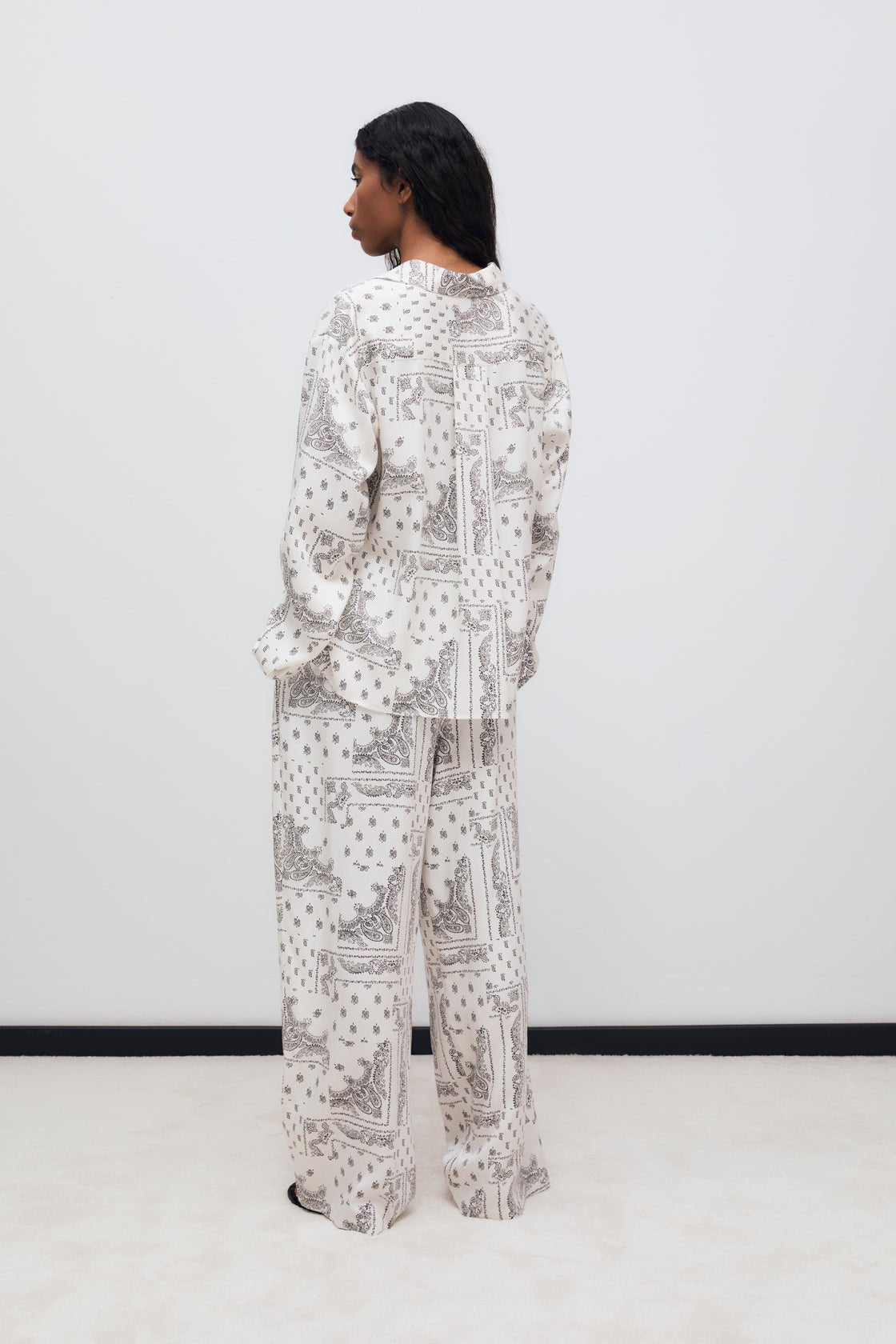 
Wide-leg pants made of 100% Tencel with a beautiful bandana print and an elastic waistband. It features side pockets. It can be paired with the matching shirt and scarf to create a complete look.