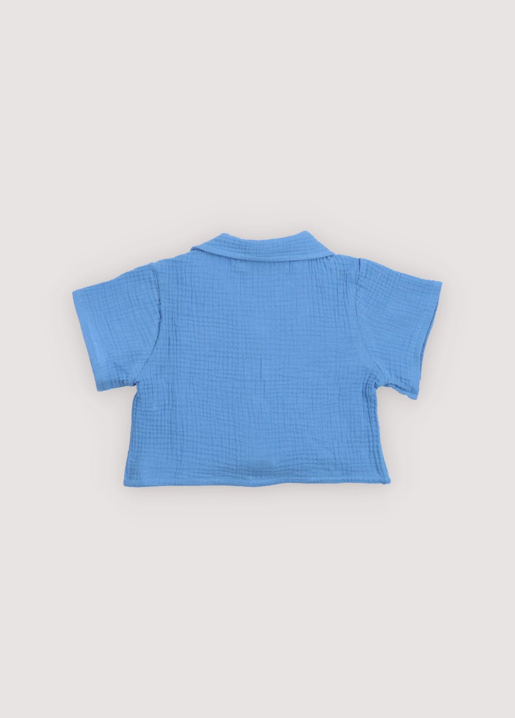 신축성 있는 허리밴드가 있어 편안한 핏을 선사하는 부드러운 면 거즈 반바지입니다. 매칭된 셔츠와 함께 코디하여 여름 룩을 연출하기에 완벽합니다.