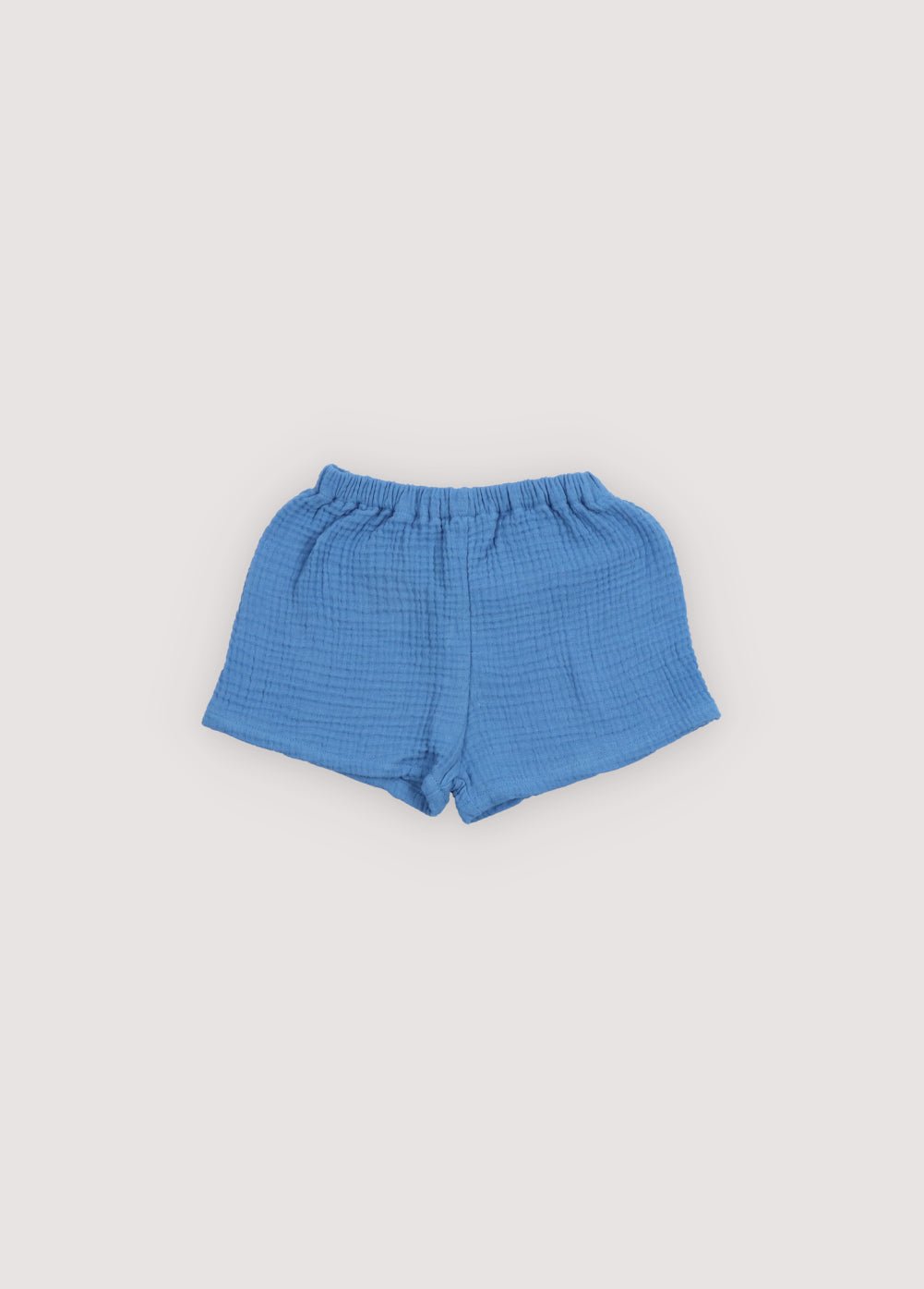 부드러운 면 거즈 소재의 반소매 셔츠. 앞면 버튼 여밈과 가슴 부분에 재미 있고 매력적인 브랜드 자수가 있어 가볍고 경쾌한 여름 룩에 적합합니다.