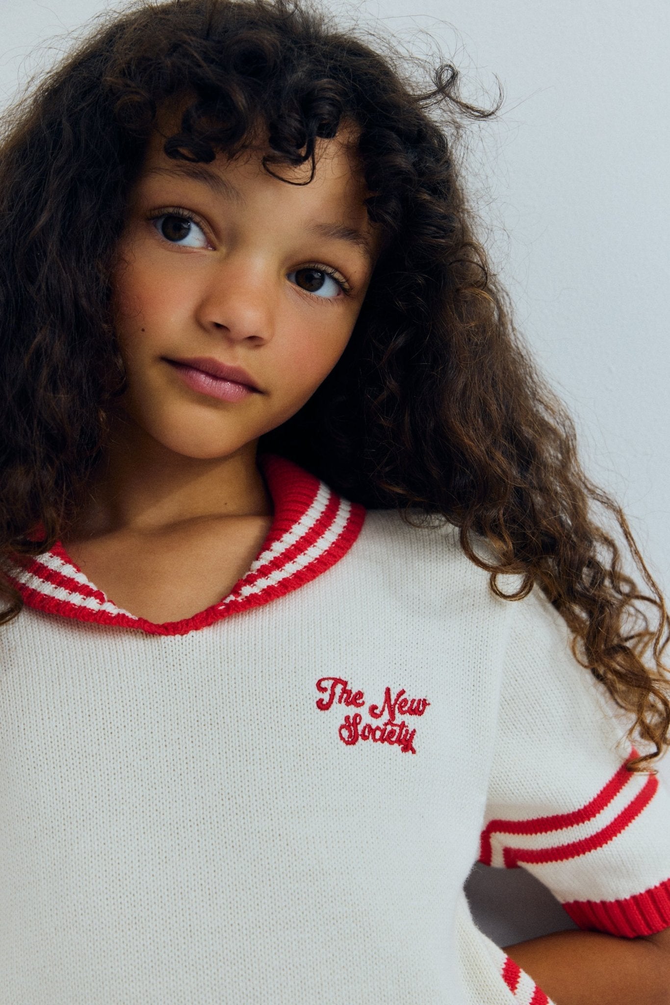 대조적인 트림과 가슴에 새 브랜드 로고가 자수되어 섬세하고 스타일리시한 느낌을 주는 가벼운 니트 폴로입니다.