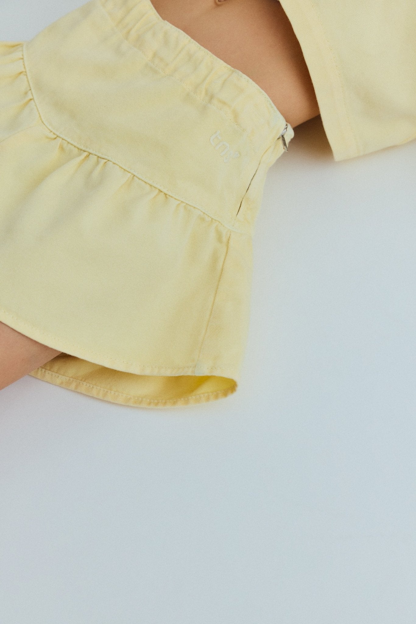 포인티드 컷과 볼륨감 있는 다리가 돋보이는 워싱 데님 쇼츠로, 섬세한 주름 장식이 산뜻하고 경쾌한 실루엣을 선사합니다. 측면 지퍼와 측면에 TNS 하트 자수가 포함되어 재미있고 스타일리시한 룩에 딱 맞습니다.