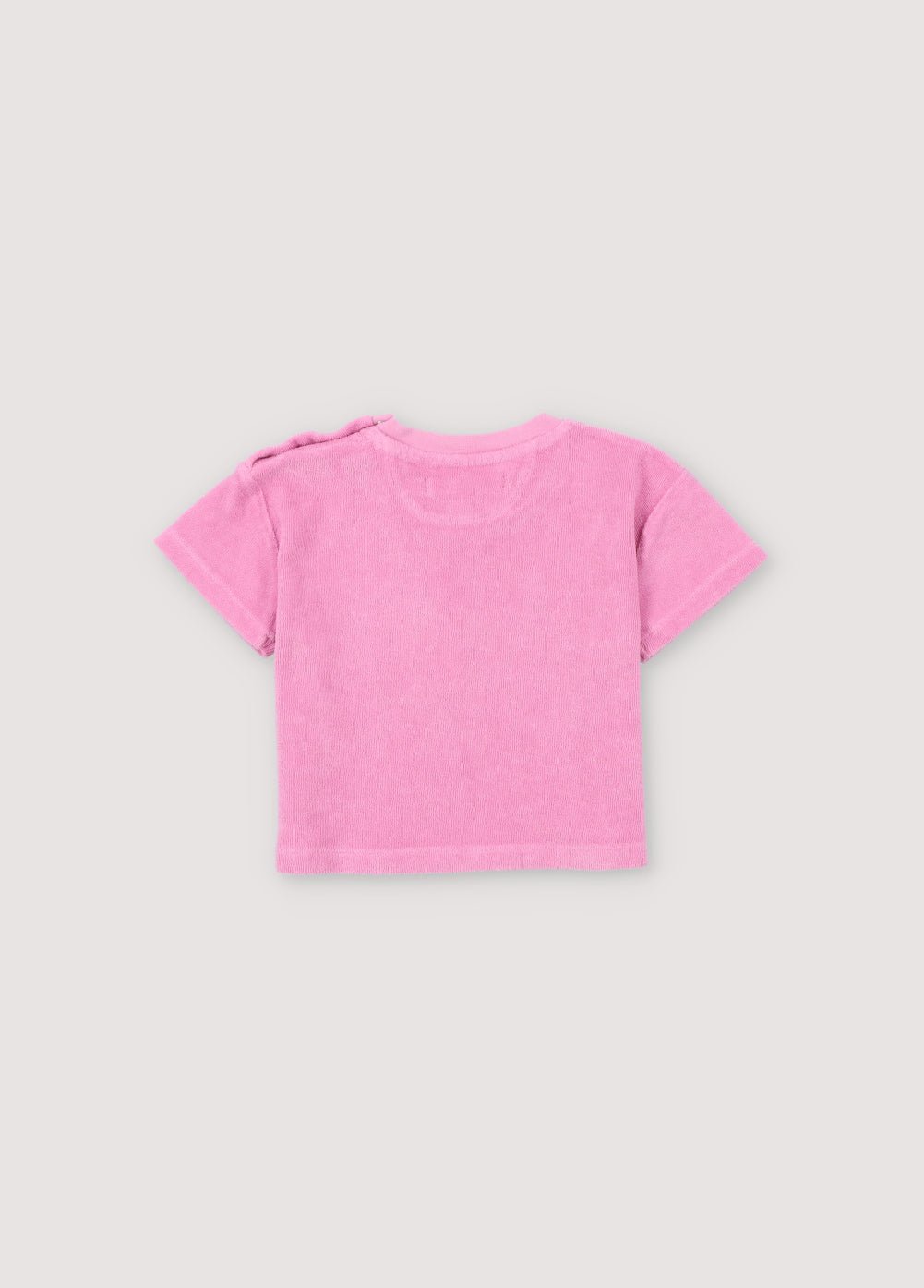 Chemise en tissu éponge avec col et ouverture épaules en bord-côte avec boutons-pression ton sur ton. Il présente une broderie de la marque sur la poitrine dans un ton assorti. Parfait à associer avec le bloomer assorti. Collection Printemps Été. The New Society.