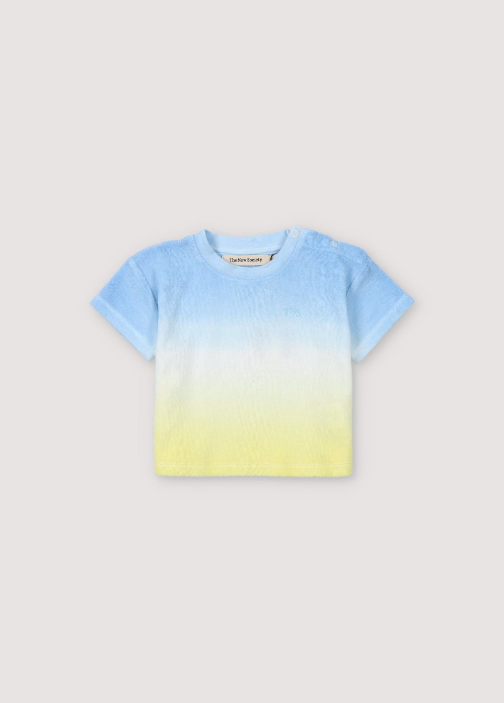 Chemise en tissu éponge tie-dye avec col côtelé et ouverture d'épaule avec boutons-pression ton sur ton. Il présente une broderie de la marque sur la poitrine dans un ton assorti. Parfait à associer avec le bloomer assorti. Collection Printemps Été. The New Society.