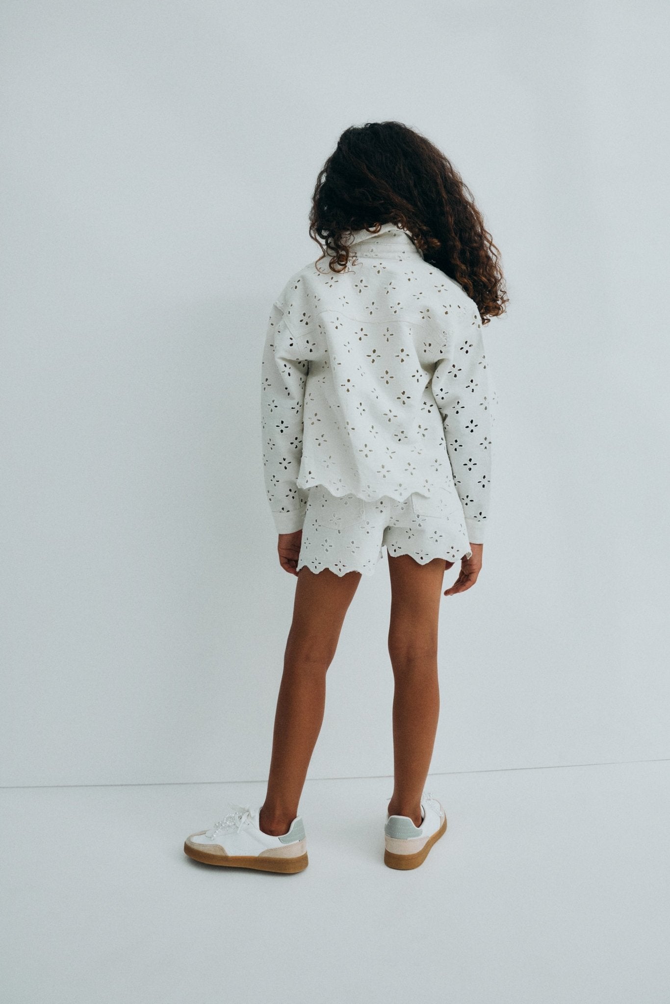Denim shorts with a front opening and side and back pockets, crafted in a delicate denim fabric with all over embroidery