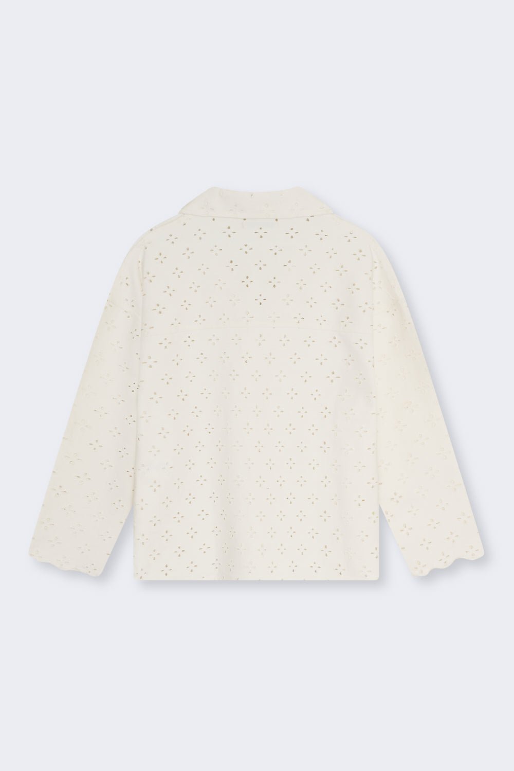 Blusa estilo polo con cuello camisero y abertura frontal, confeccionada en un delicado y especial tejido denim con bordado all over para un acabado texturizado único.