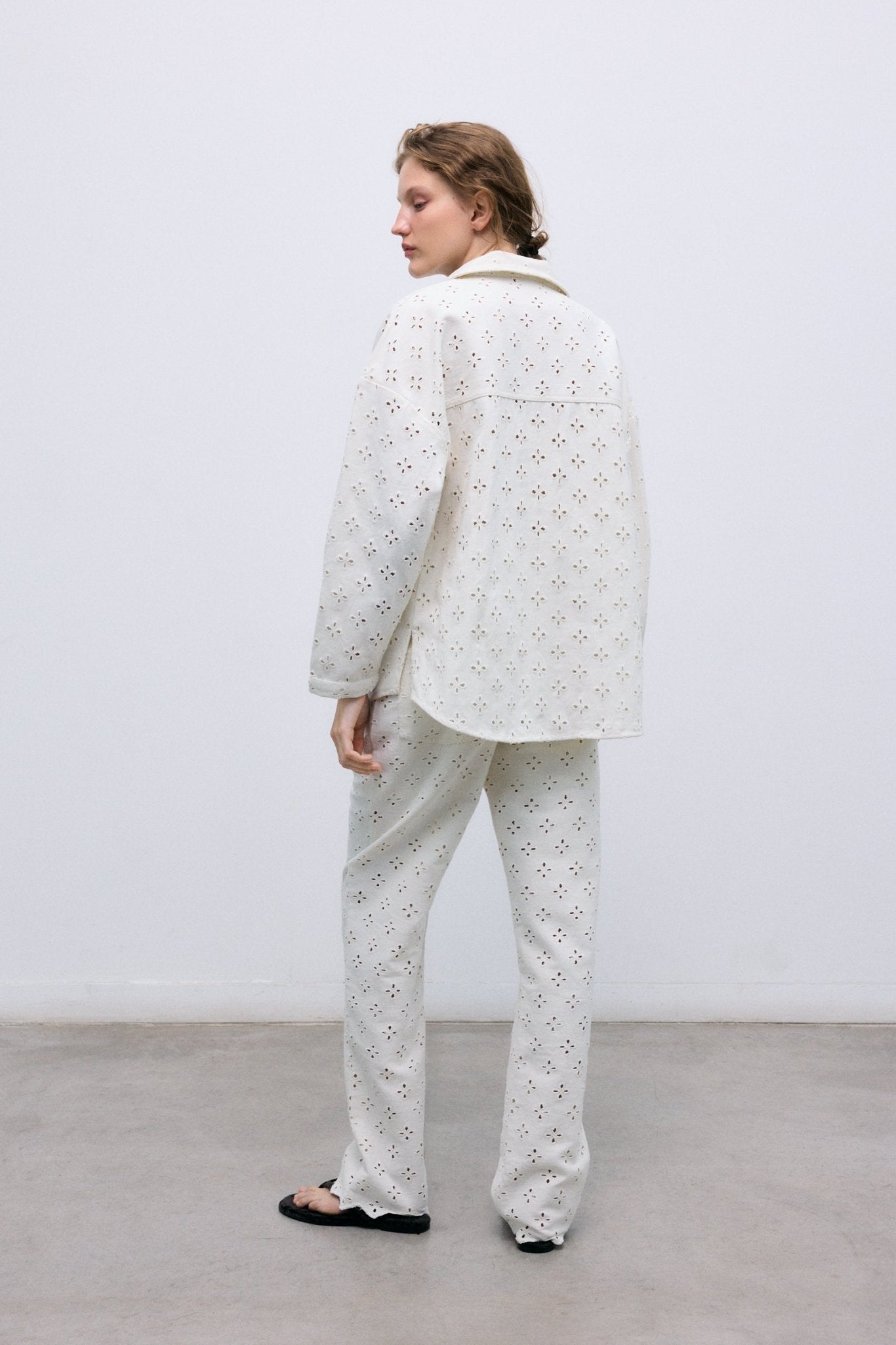 Jeanshose aus zartem Stoff mit durchgehender Stickerei für ein raffiniertes und einzigartiges Finish.