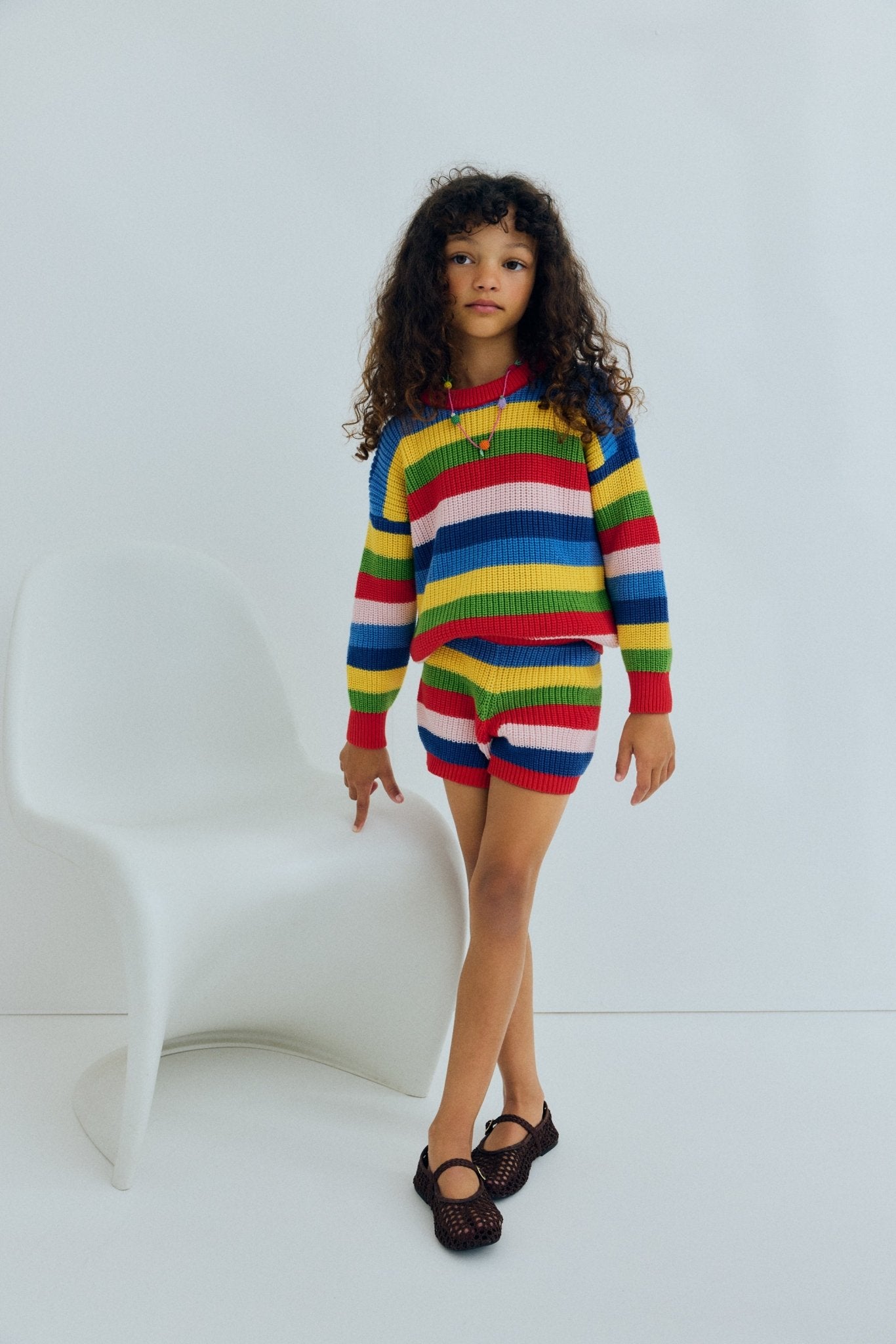 경쾌한 멀티컬러 스트라이프 패턴과 골지 신축성 있는 허리밴드가 편안한 핏을 선사하는 고급 코튼 니트 반바지